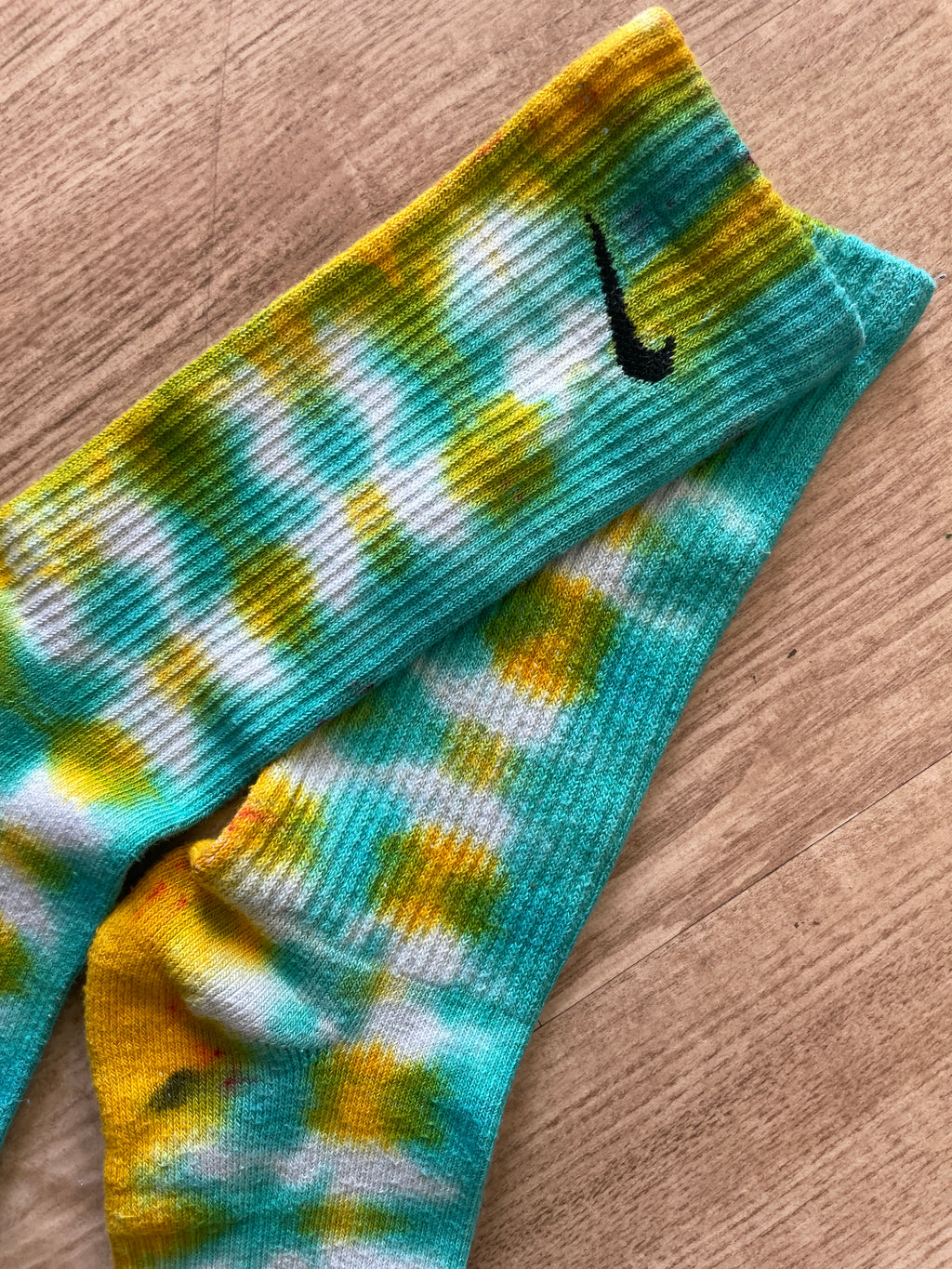 NIKE Socks Hand Tie Dyed Yellow and Teal Nike Dri-FIT Everyday Plus Crew Training Socks - Size Large (Men's 8-12/Women's 10-13)