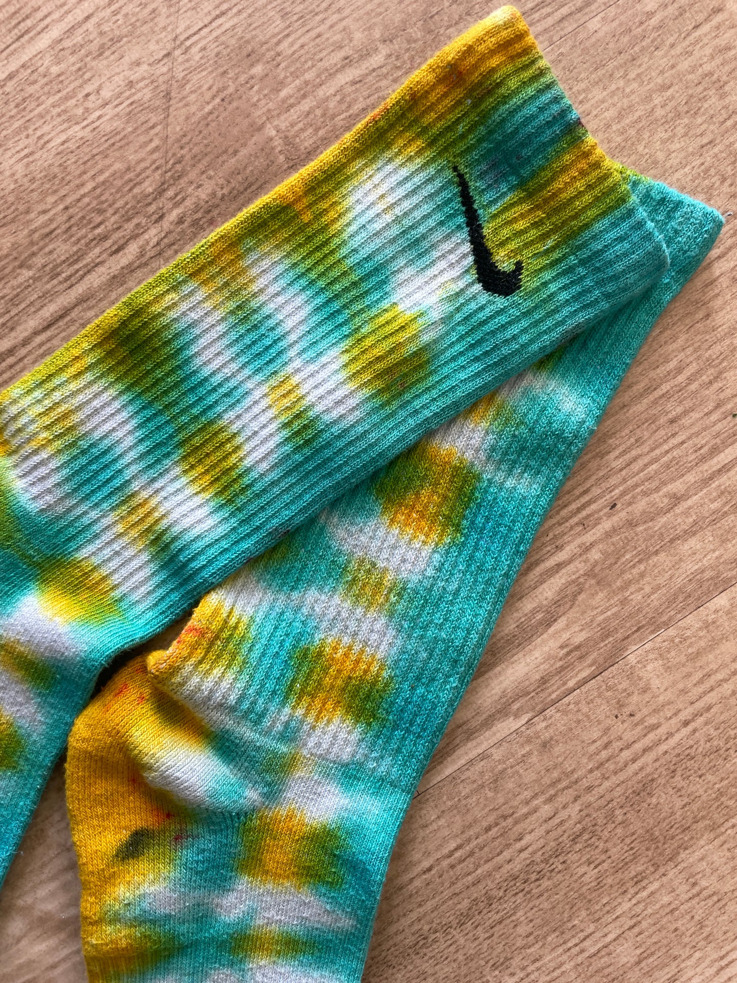 NIKE Socks Hand Tie Dyed Yellow and Teal Nike Dri-FIT Everyday Plus Crew Training Socks - Size Large (Men's 8-12/Women's 10-13)