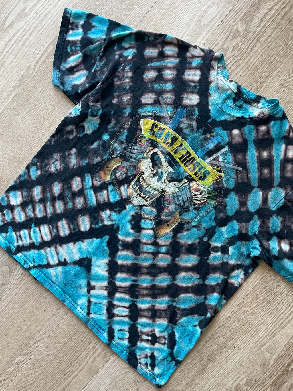 XL Men’s Guns n Roses Skull and Crossbones Tie Dye Short Sleeve T-Shirt | One-Of-a-Kind Upcycled Black and White X-Pleated Top