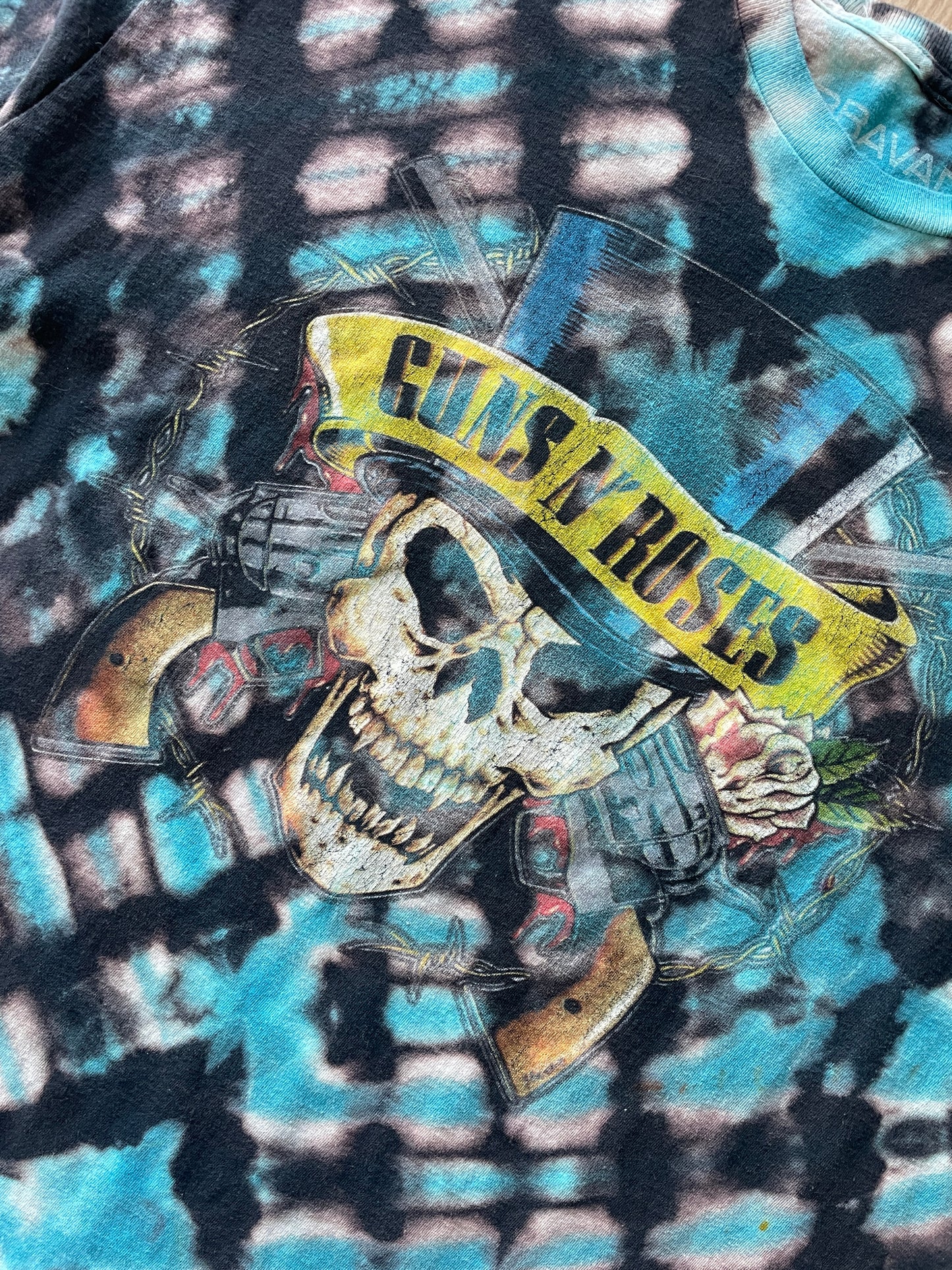 XL Men’s Guns n Roses Skull and Crossbones Tie Dye Short Sleeve T-Shirt | One-Of-a-Kind Upcycled Black and White X-Pleated Top