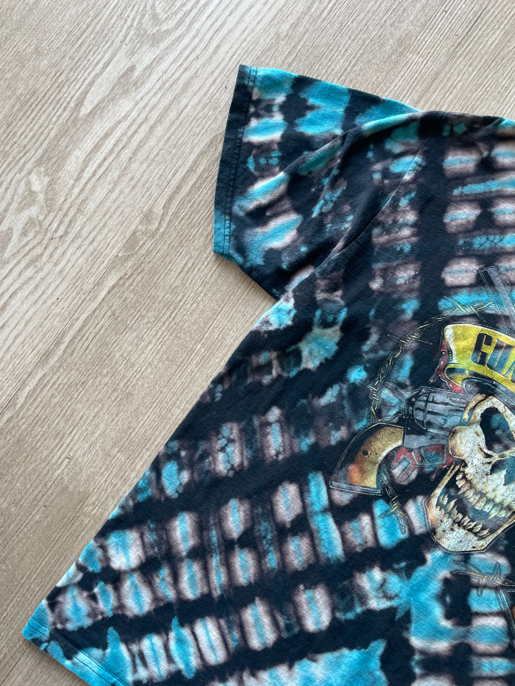 XL Men’s Guns n Roses Skull and Crossbones Tie Dye Short Sleeve T-Shirt | One-Of-a-Kind Upcycled Black and White X-Pleated Top