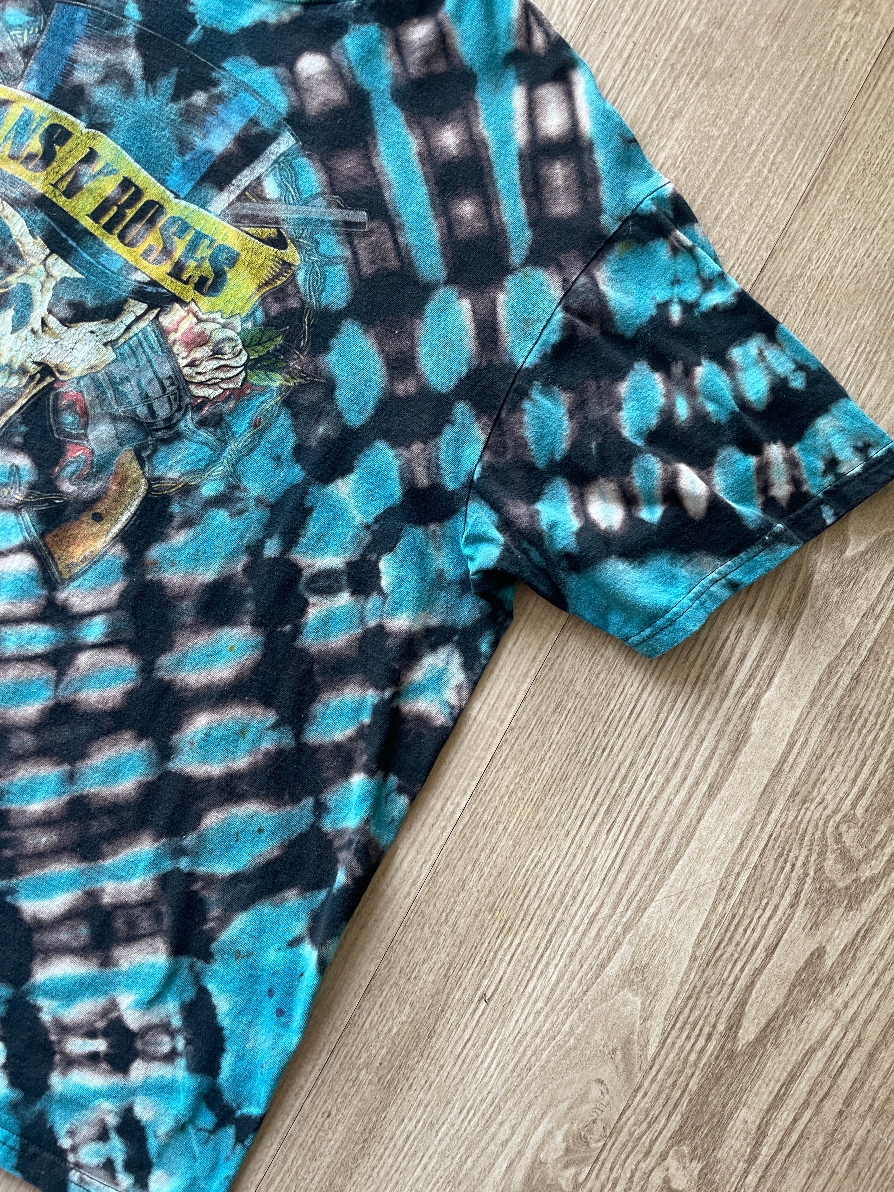 XL Men’s Guns n Roses Skull and Crossbones Tie Dye Short Sleeve T-Shirt | One-Of-a-Kind Upcycled Black and White X-Pleated Top