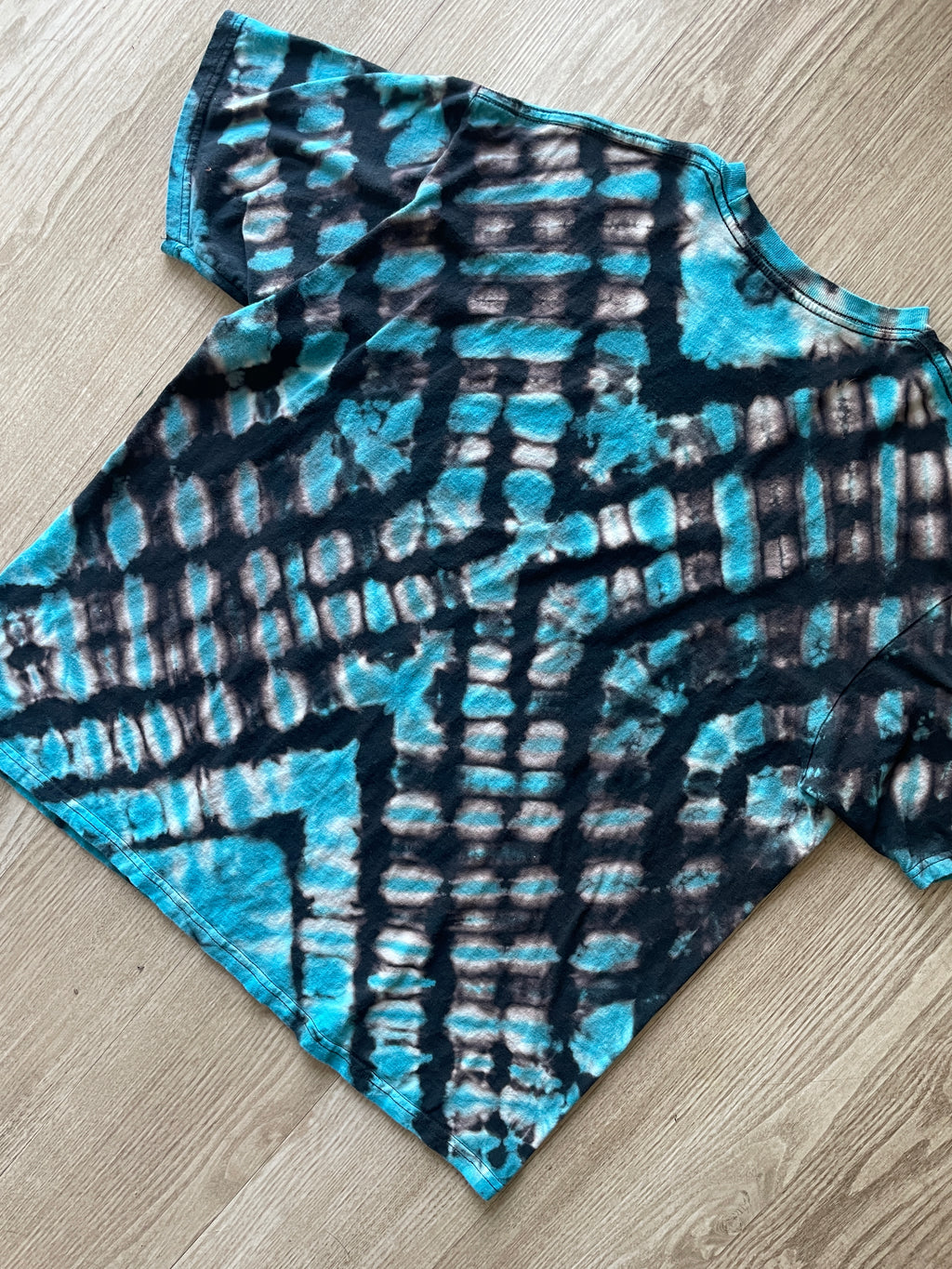 XL Men’s Guns n Roses Skull and Crossbones Tie Dye Short Sleeve T-Shirt | One-Of-a-Kind Upcycled Black and White X-Pleated Top