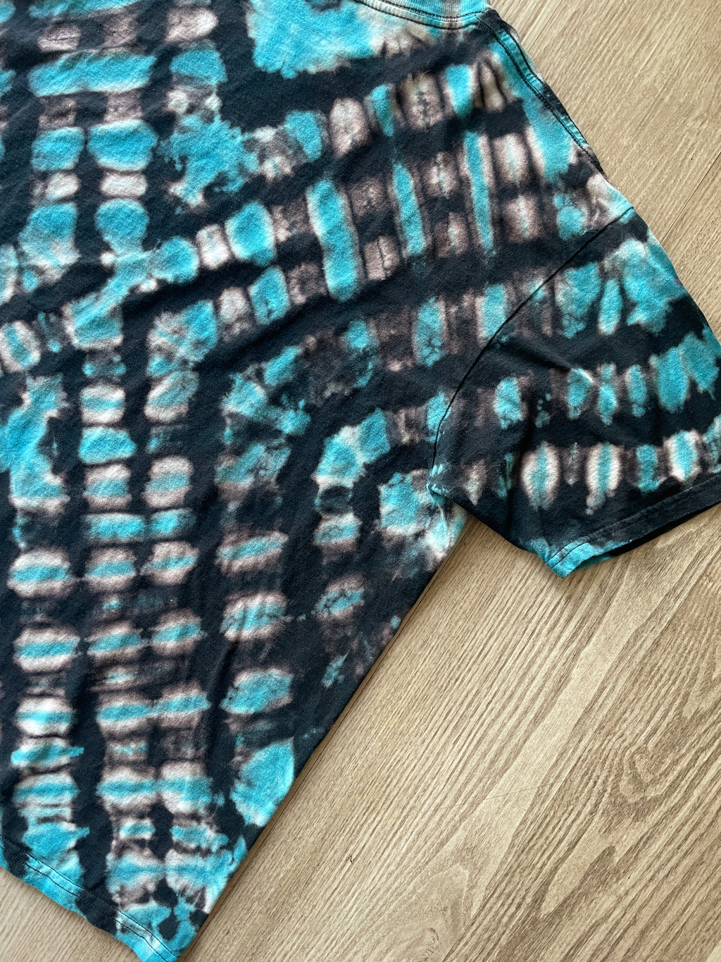 XL Men’s Guns n Roses Skull and Crossbones Tie Dye Short Sleeve T-Shirt | One-Of-a-Kind Upcycled Black and White X-Pleated Top