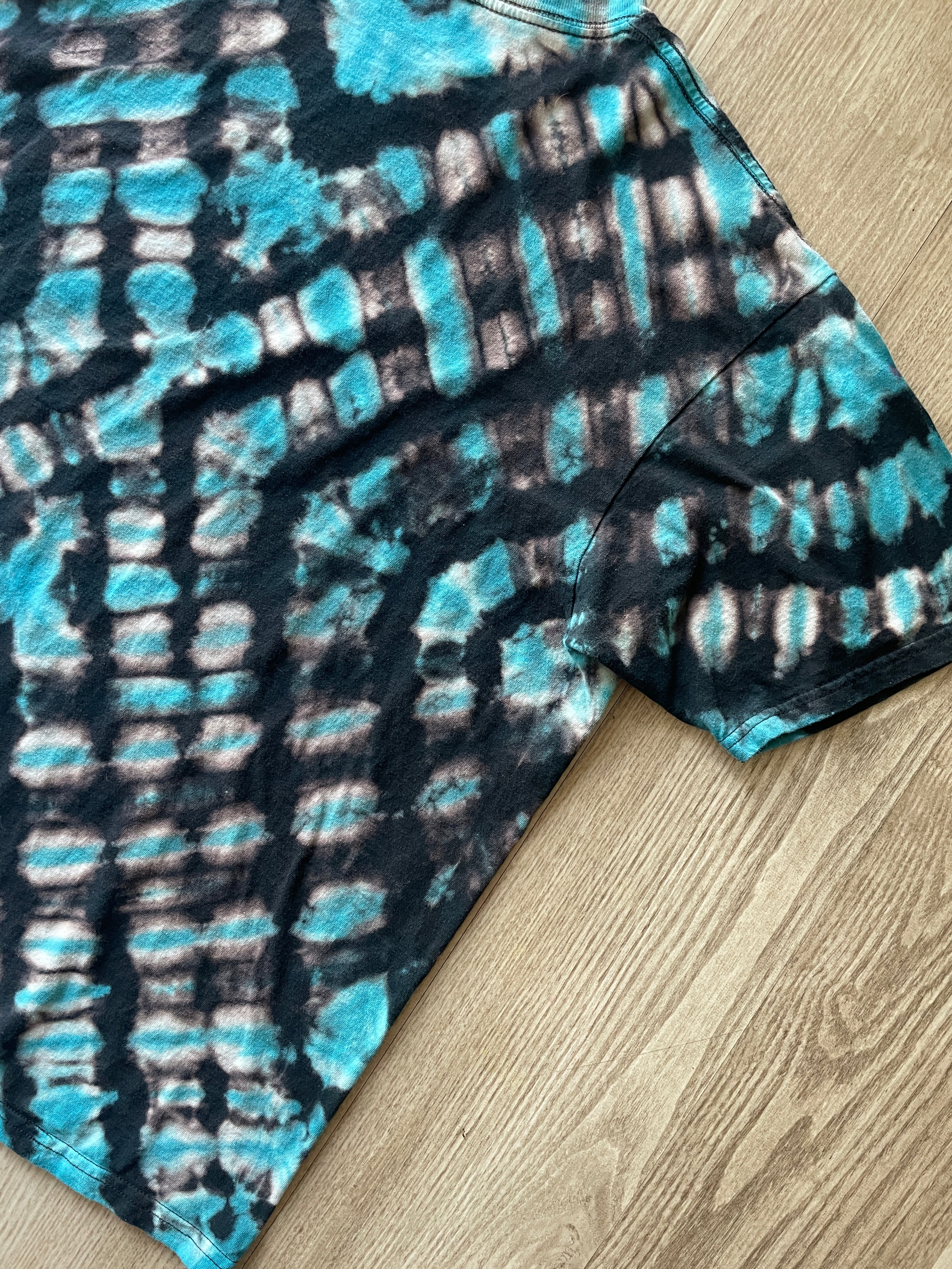 XL Men’s Guns n Roses Skull and Crossbones Tie Dye Short Sleeve T-Shirt | One-Of-a-Kind Upcycled Black and White X-Pleated Top