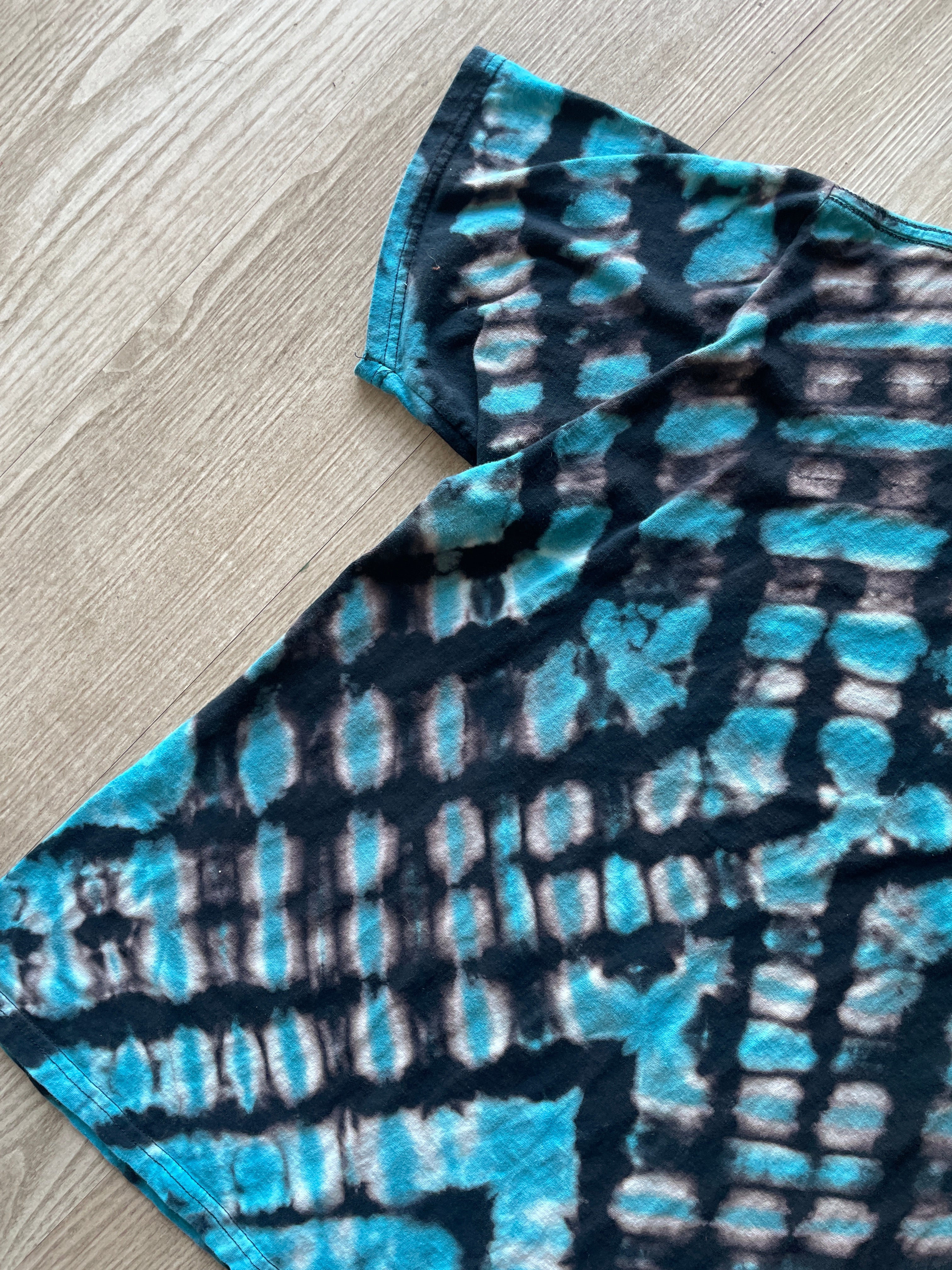 XL Men’s Guns n Roses Skull and Crossbones Tie Dye Short Sleeve T-Shirt | One-Of-a-Kind Upcycled Black and White X-Pleated Top