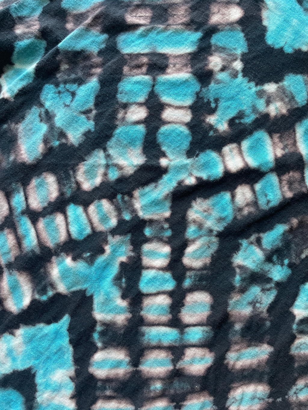 XL Men’s Guns n Roses Skull and Crossbones Tie Dye Short Sleeve T-Shirt | One-Of-a-Kind Upcycled Black and White X-Pleated Top