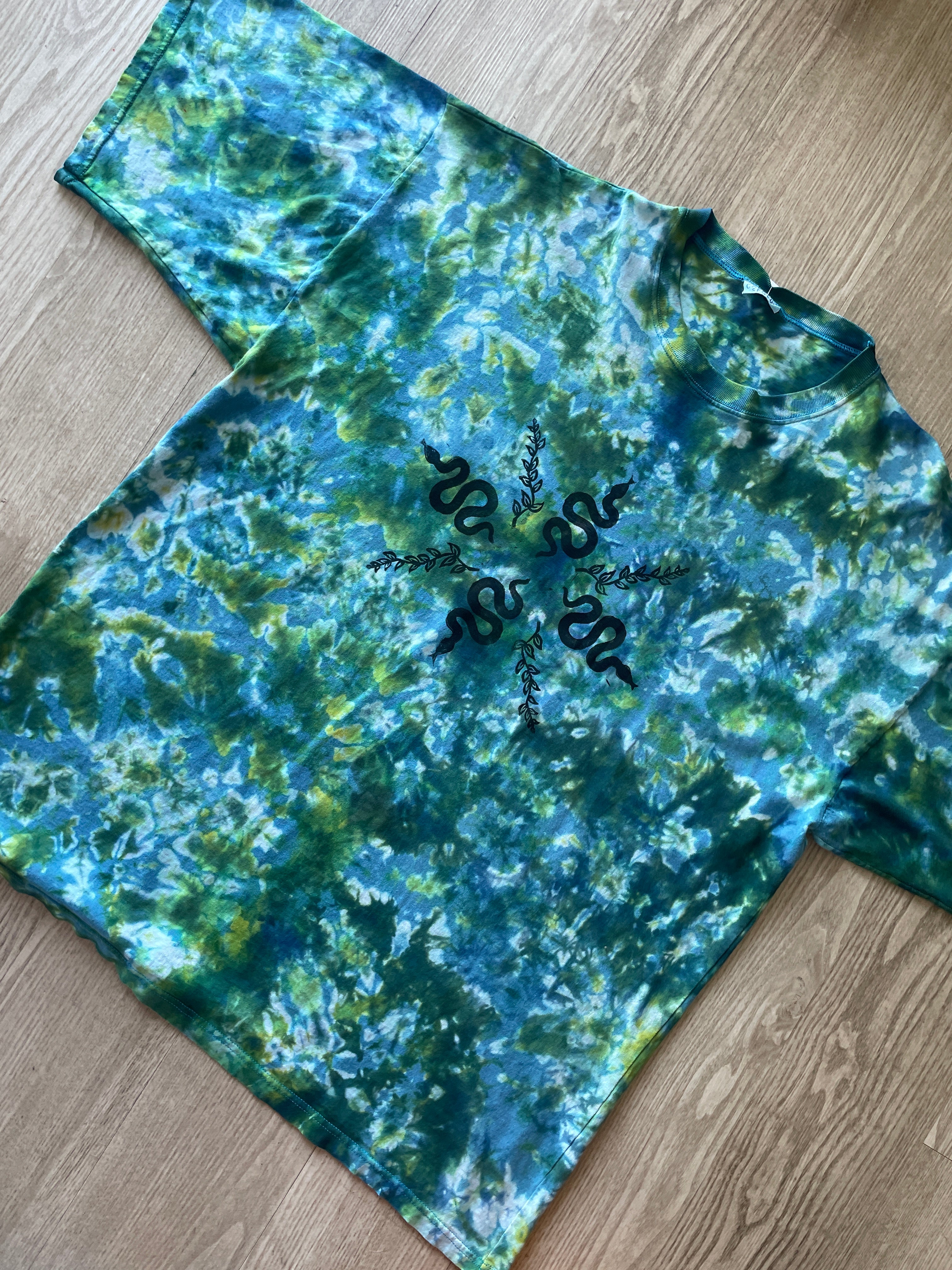 3XL Men's Handprinted Snakes and Vines Handmade Tie Dye Short Sleeve T-Shirt | One-Of-a-Kind Upcycled Blue, Green, and White Crumpled Top
