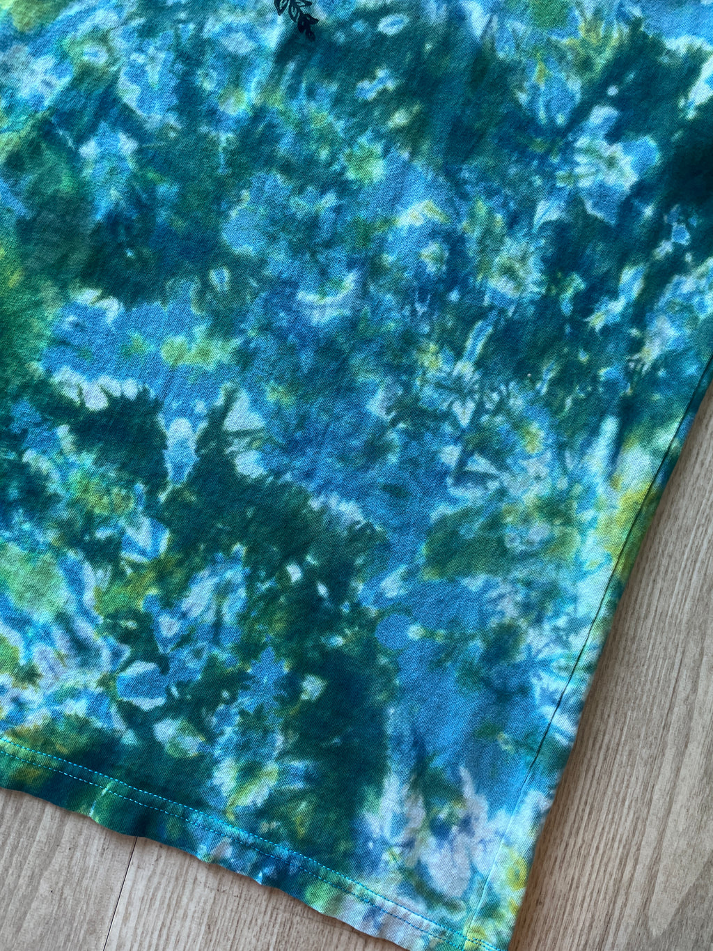 3XL Men's Handprinted Snakes and Vines Handmade Tie Dye Short Sleeve T-Shirt | One-Of-a-Kind Upcycled Blue, Green, and White Crumpled Top