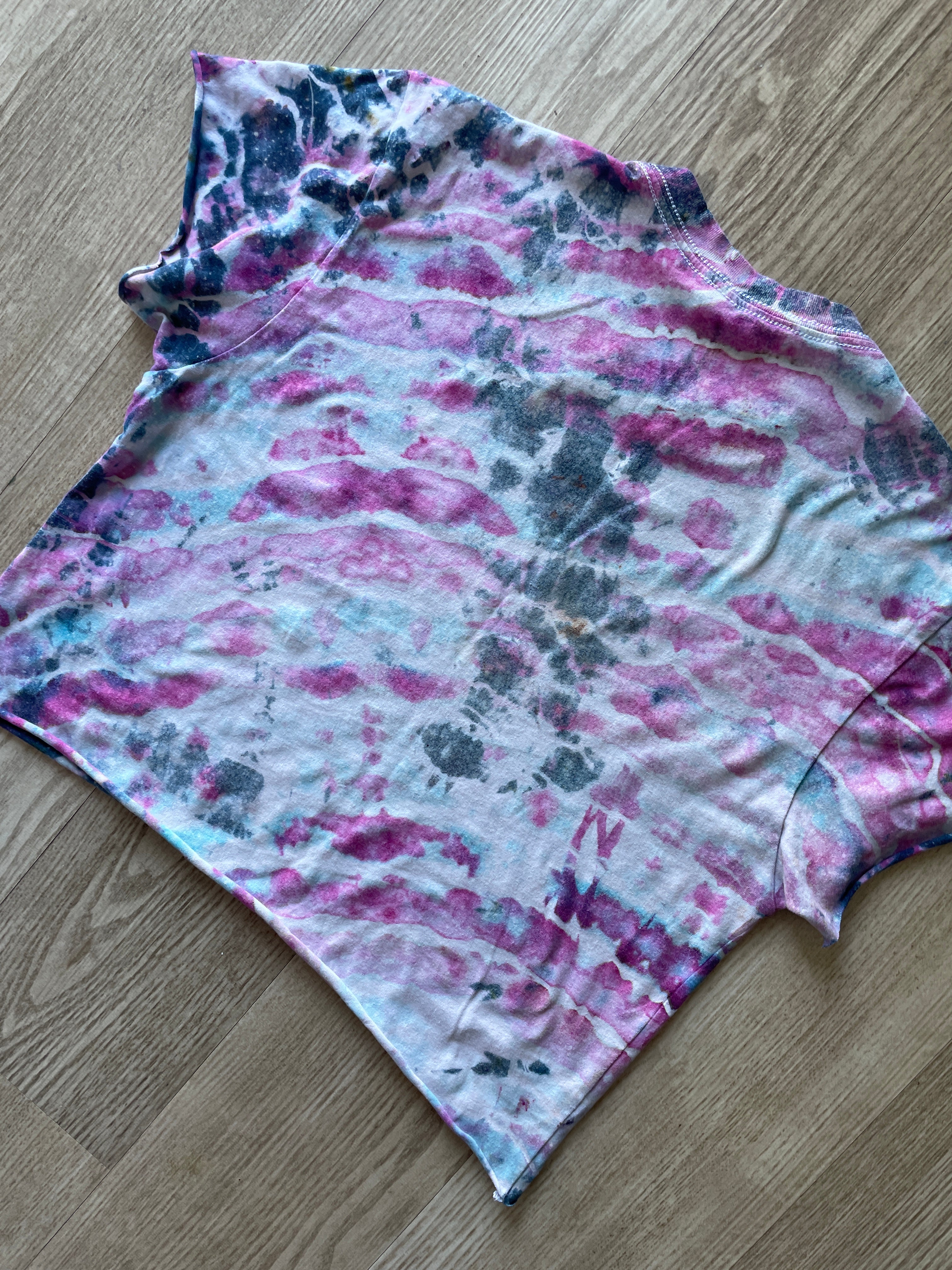 Small Men’s USA Climbing Handmade Geode Tie Dye Cropped T-Shirt | Blue and Pink Tie Dye Short Sleeve Crop Top