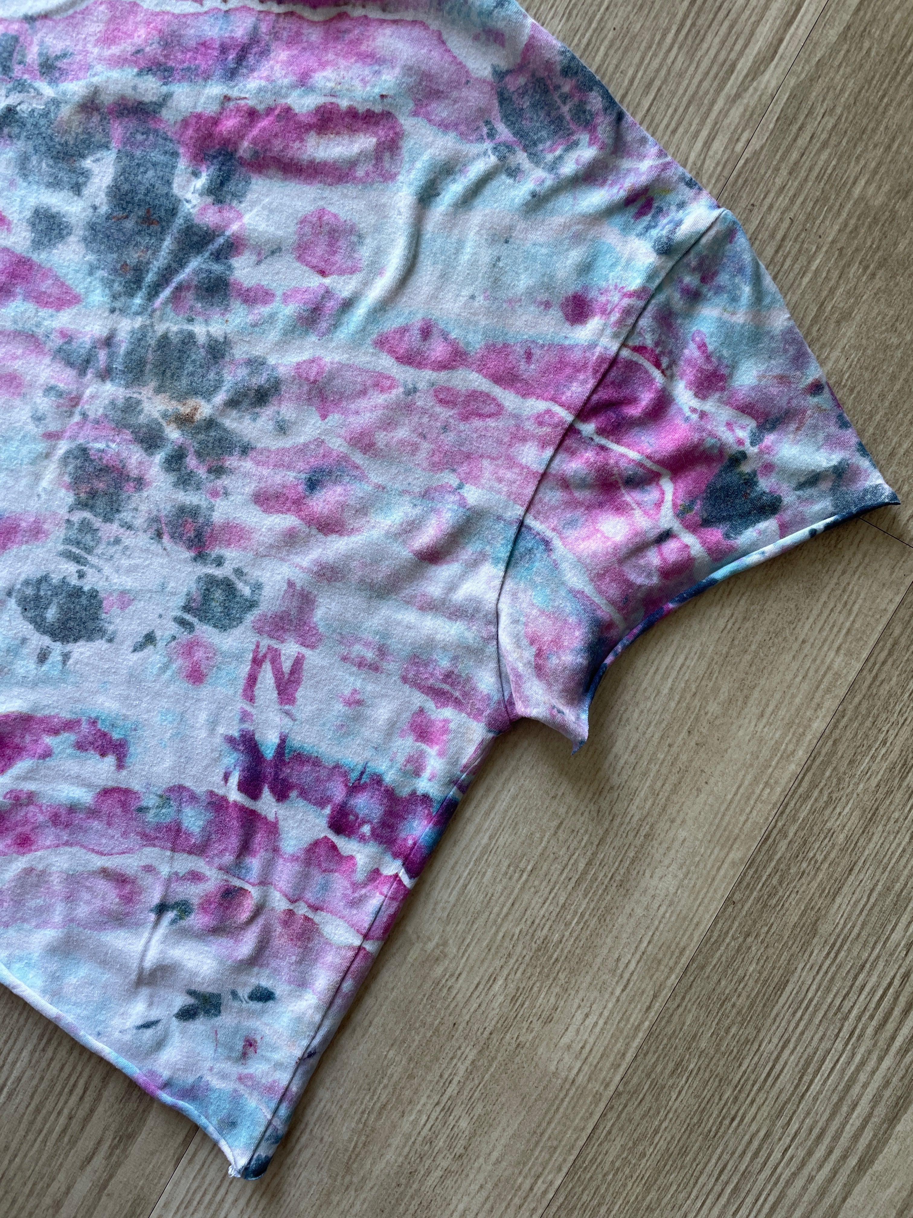Small Men’s USA Climbing Handmade Geode Tie Dye Cropped T-Shirt | Blue and Pink Tie Dye Short Sleeve Crop Top