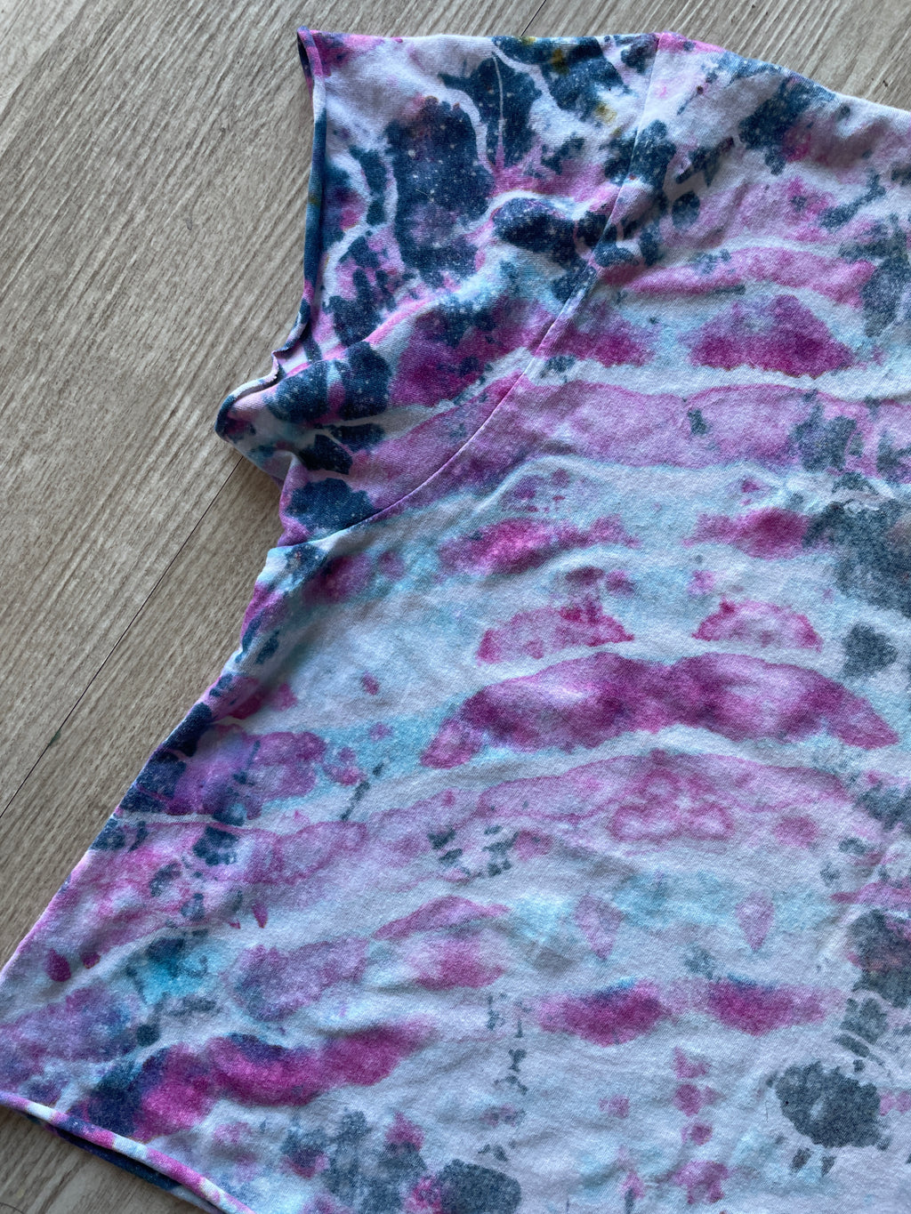 Small Men’s USA Climbing Handmade Geode Tie Dye Cropped T-Shirt | Blue and Pink Tie Dye Short Sleeve Crop Top