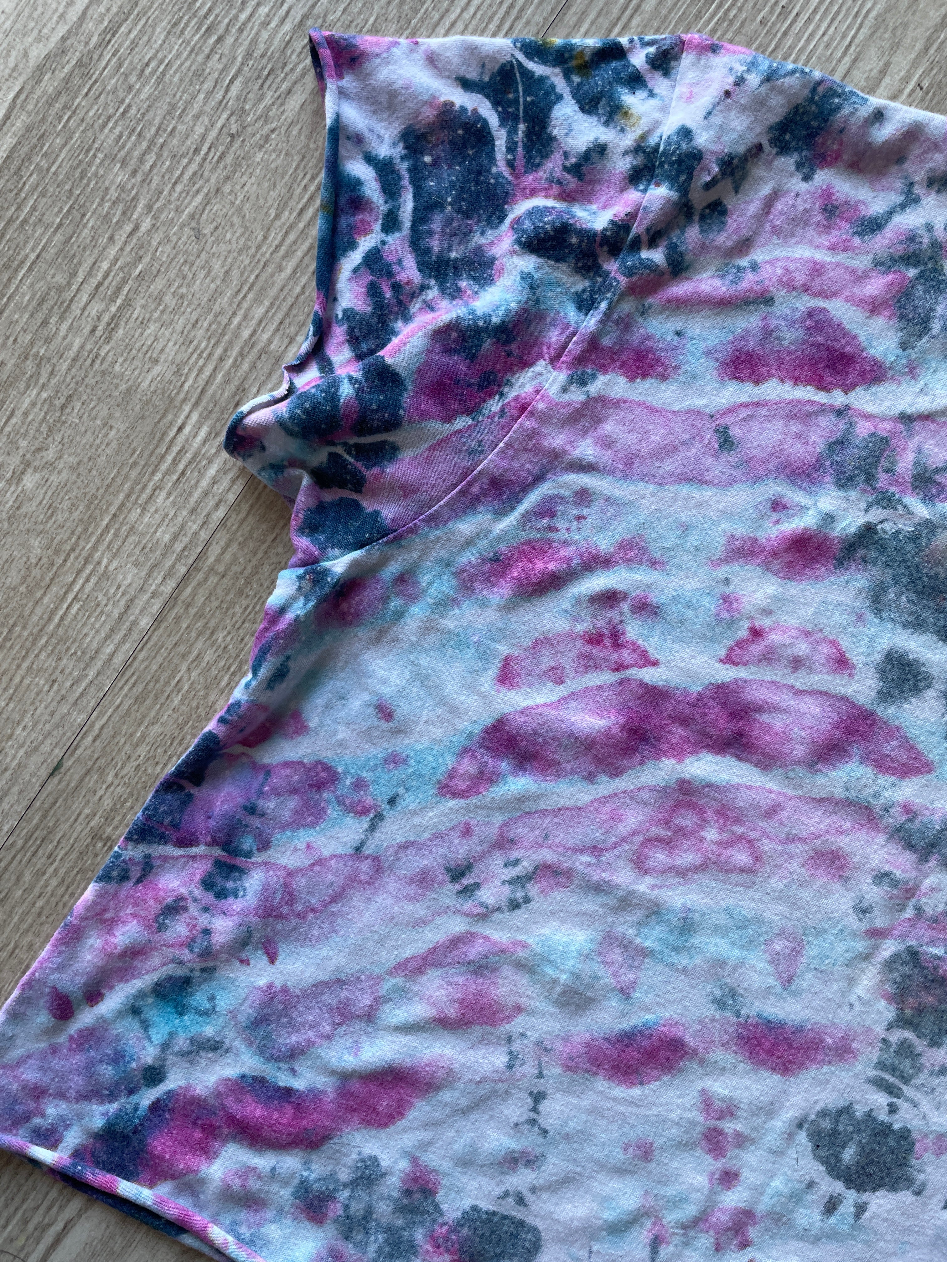 Small Men’s USA Climbing Handmade Geode Tie Dye Cropped T-Shirt | Blue and Pink Tie Dye Short Sleeve Crop Top