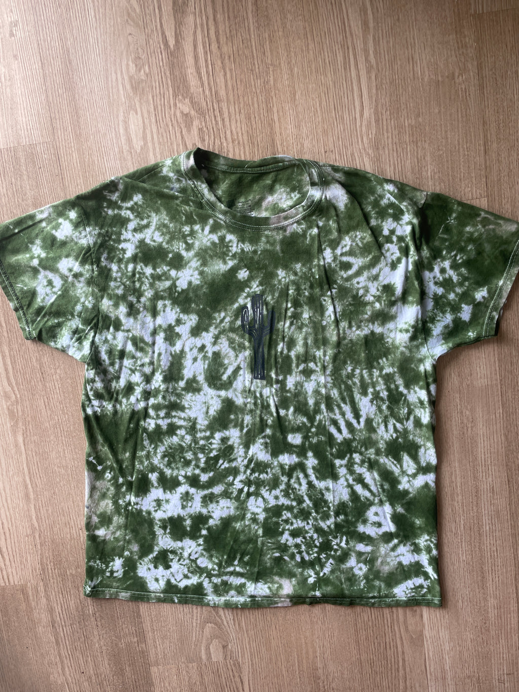 XL Men’s Saguaro Cactus Tie Dye T-Shirt | One-Of-a-Kind White and Green Crumpled Short Sleeve