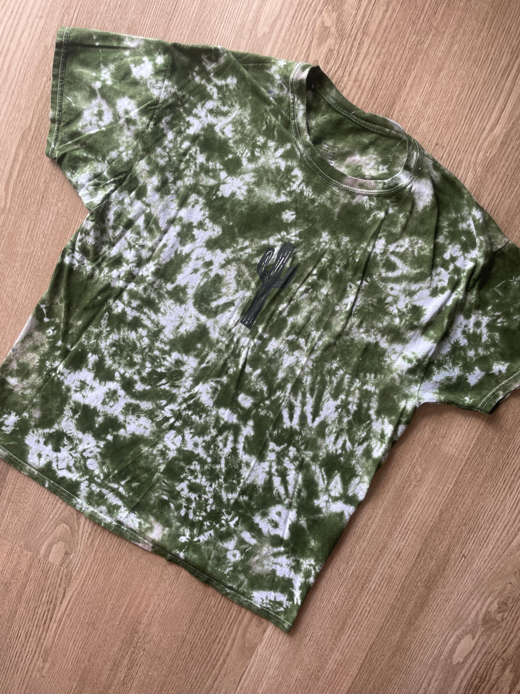 XL Men’s Saguaro Cactus Tie Dye T-Shirt | One-Of-a-Kind White and Green Crumpled Short Sleeve