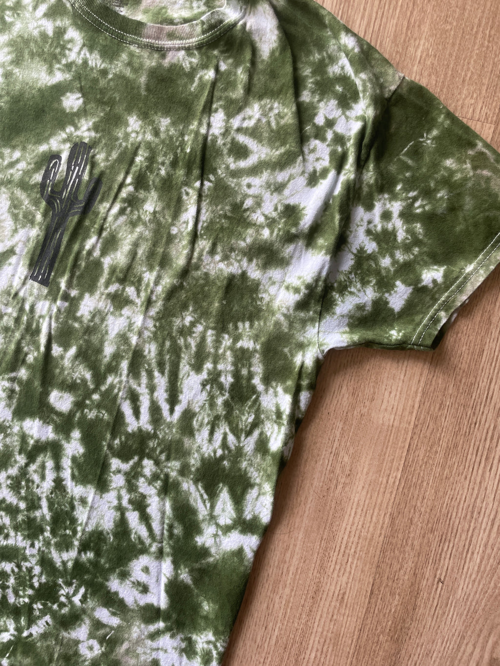 XL Men’s Saguaro Cactus Tie Dye T-Shirt | One-Of-a-Kind White and Green Crumpled Short Sleeve