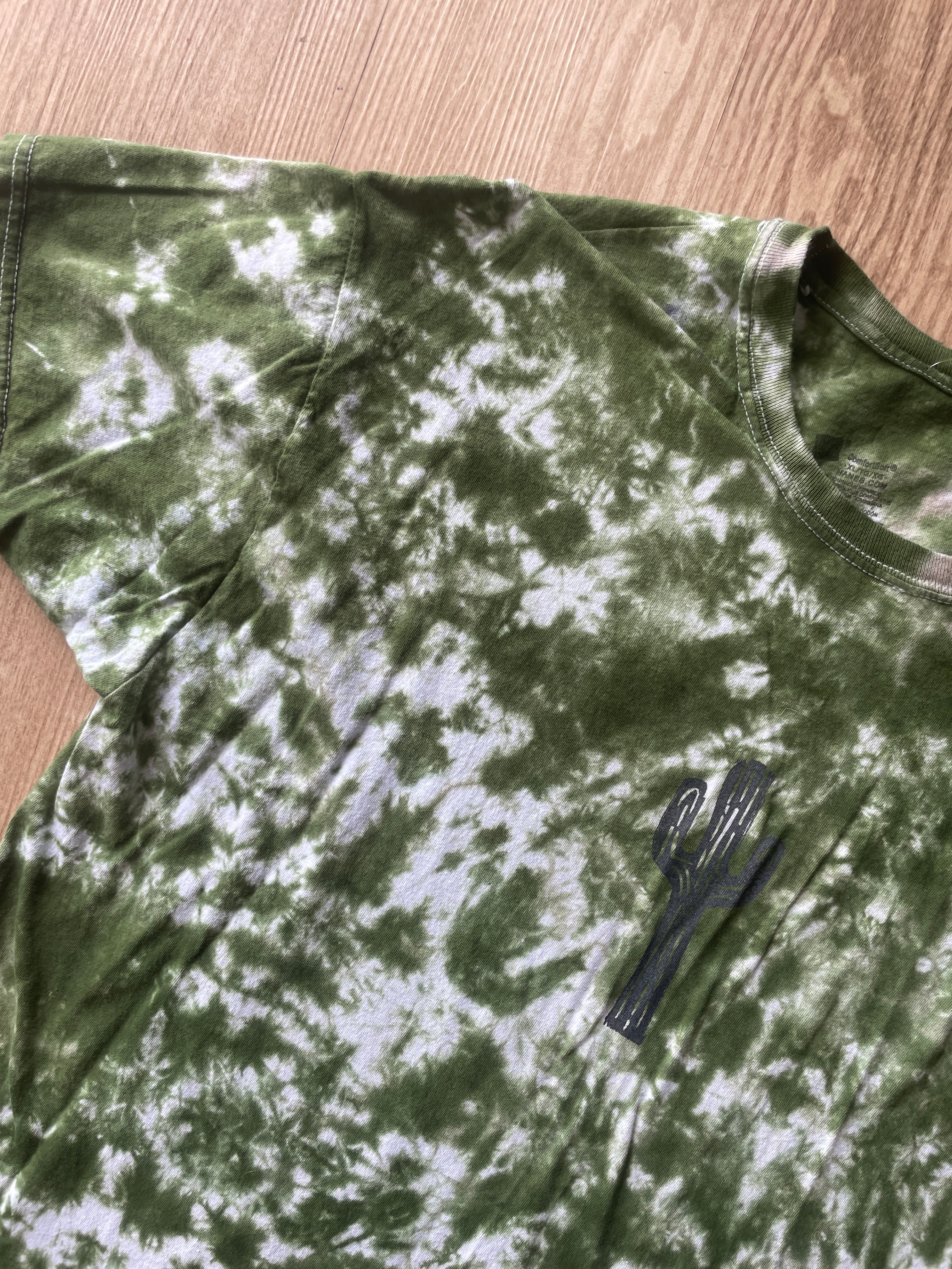 XL Men’s Saguaro Cactus Tie Dye T-Shirt | One-Of-a-Kind White and Green Crumpled Short Sleeve