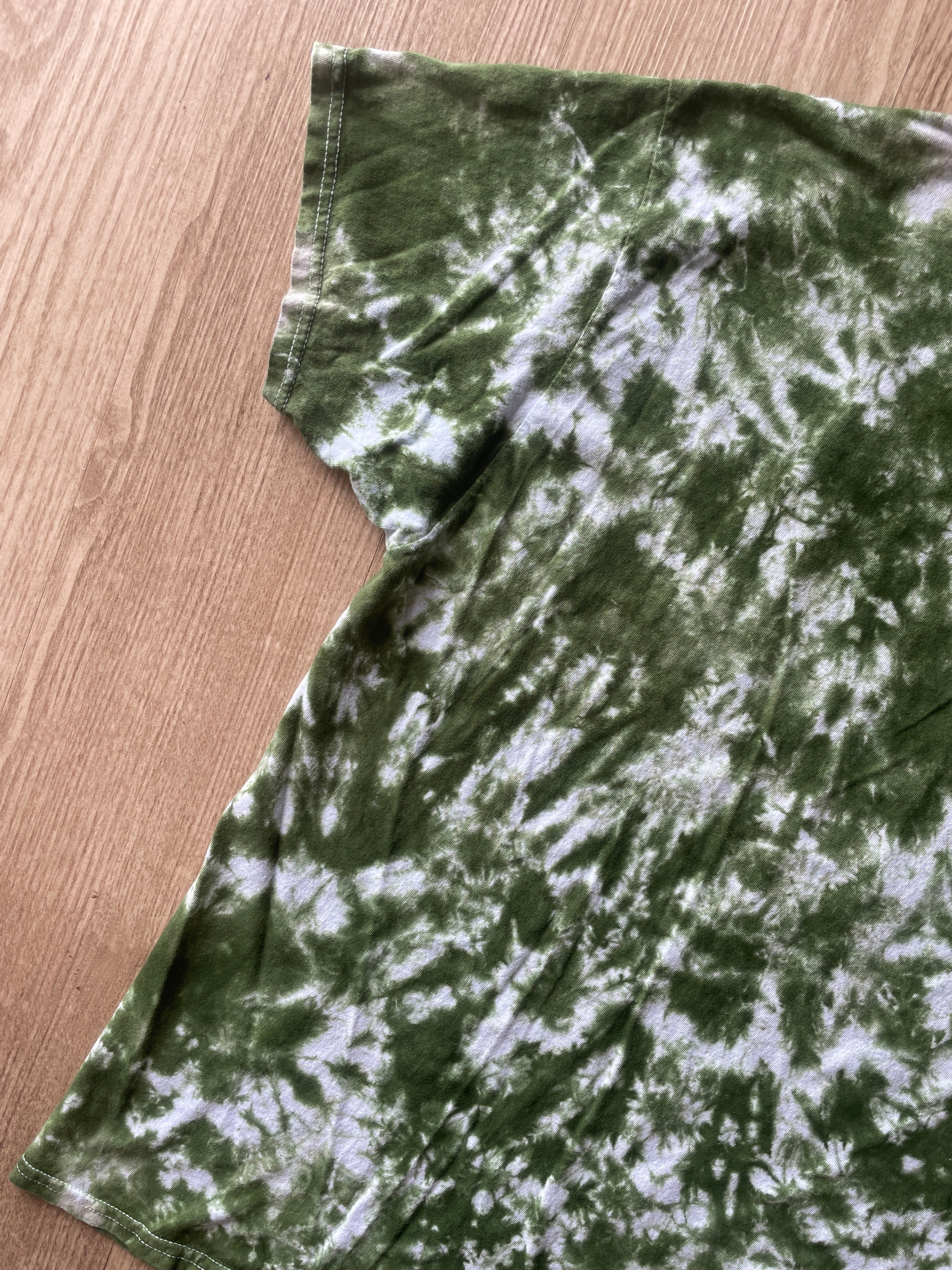 XL Men’s Saguaro Cactus Tie Dye T-Shirt | One-Of-a-Kind White and Green Crumpled Short Sleeve