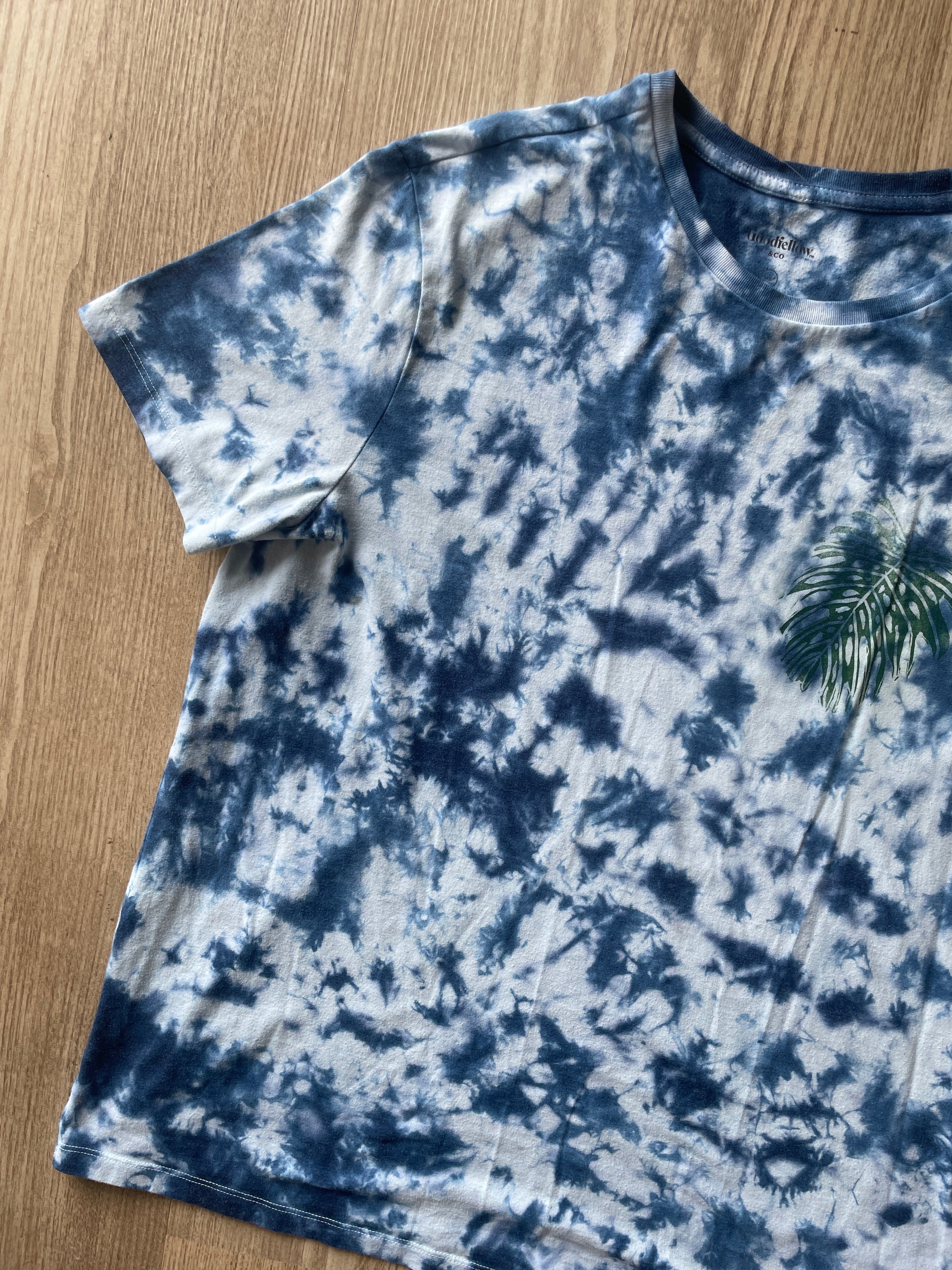 XL Men’s Monstera Leaf Tie Dye T-Shirt | One-Of-a-Kind Blue and White Crumpled Short Sleeve