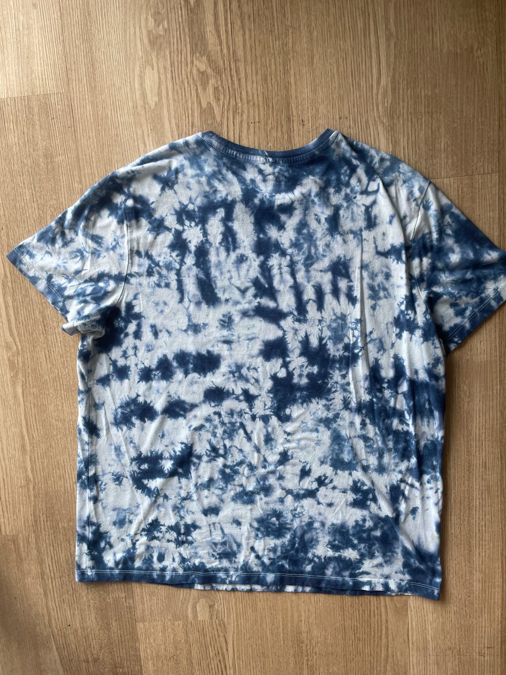 XL Men’s Monstera Leaf Tie Dye T-Shirt | One-Of-a-Kind Blue and White Crumpled Short Sleeve
