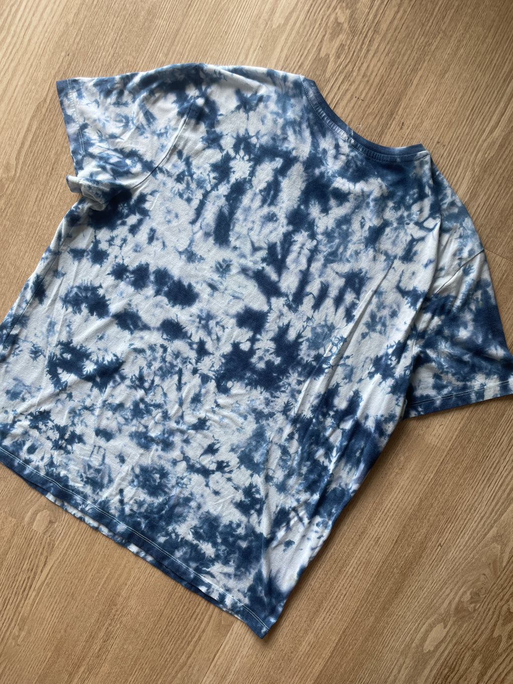 XL Men’s Monstera Leaf Tie Dye T-Shirt | One-Of-a-Kind Blue and White Crumpled Short Sleeve