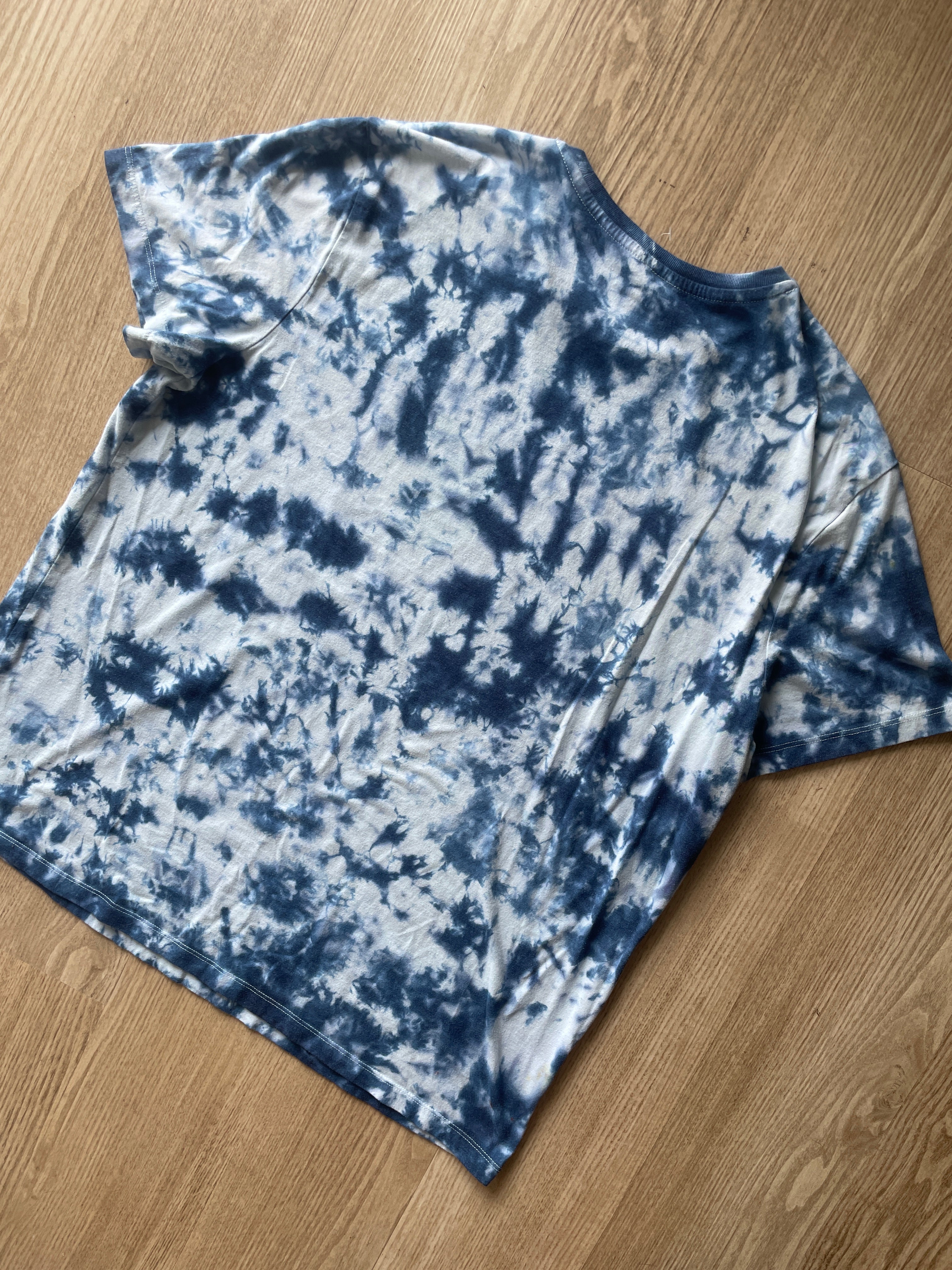 XL Men’s Monstera Leaf Tie Dye T-Shirt | One-Of-a-Kind Blue and White Crumpled Short Sleeve