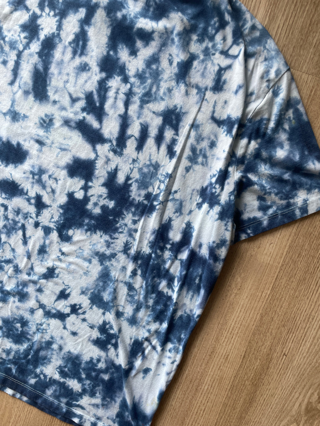 XL Men’s Monstera Leaf Tie Dye T-Shirt | One-Of-a-Kind Blue and White Crumpled Short Sleeve