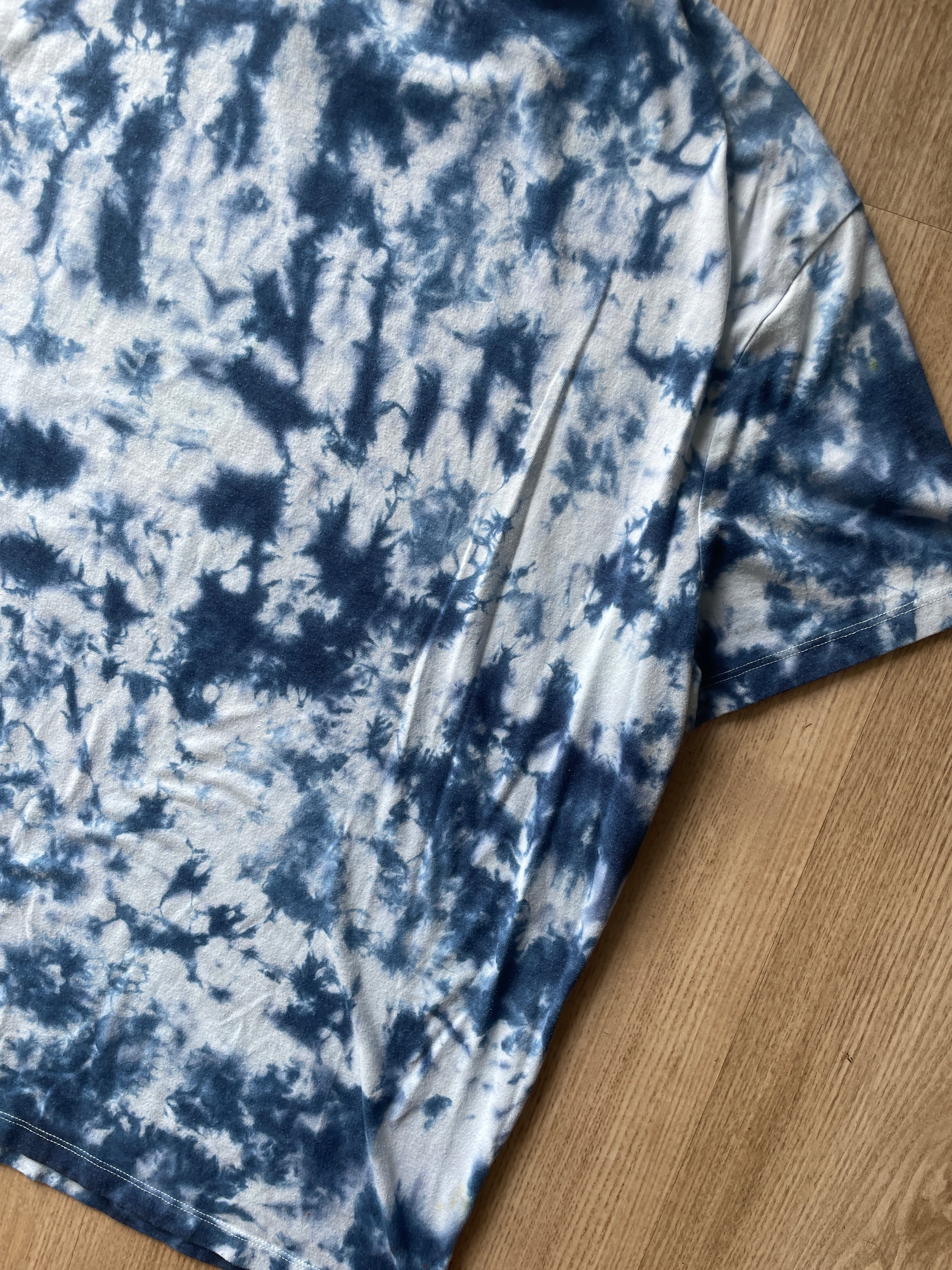 XL Men’s Monstera Leaf Tie Dye T-Shirt | One-Of-a-Kind Blue and White Crumpled Short Sleeve