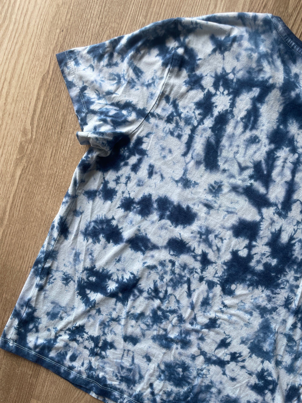 XL Men’s Monstera Leaf Tie Dye T-Shirt | One-Of-a-Kind Blue and White Crumpled Short Sleeve