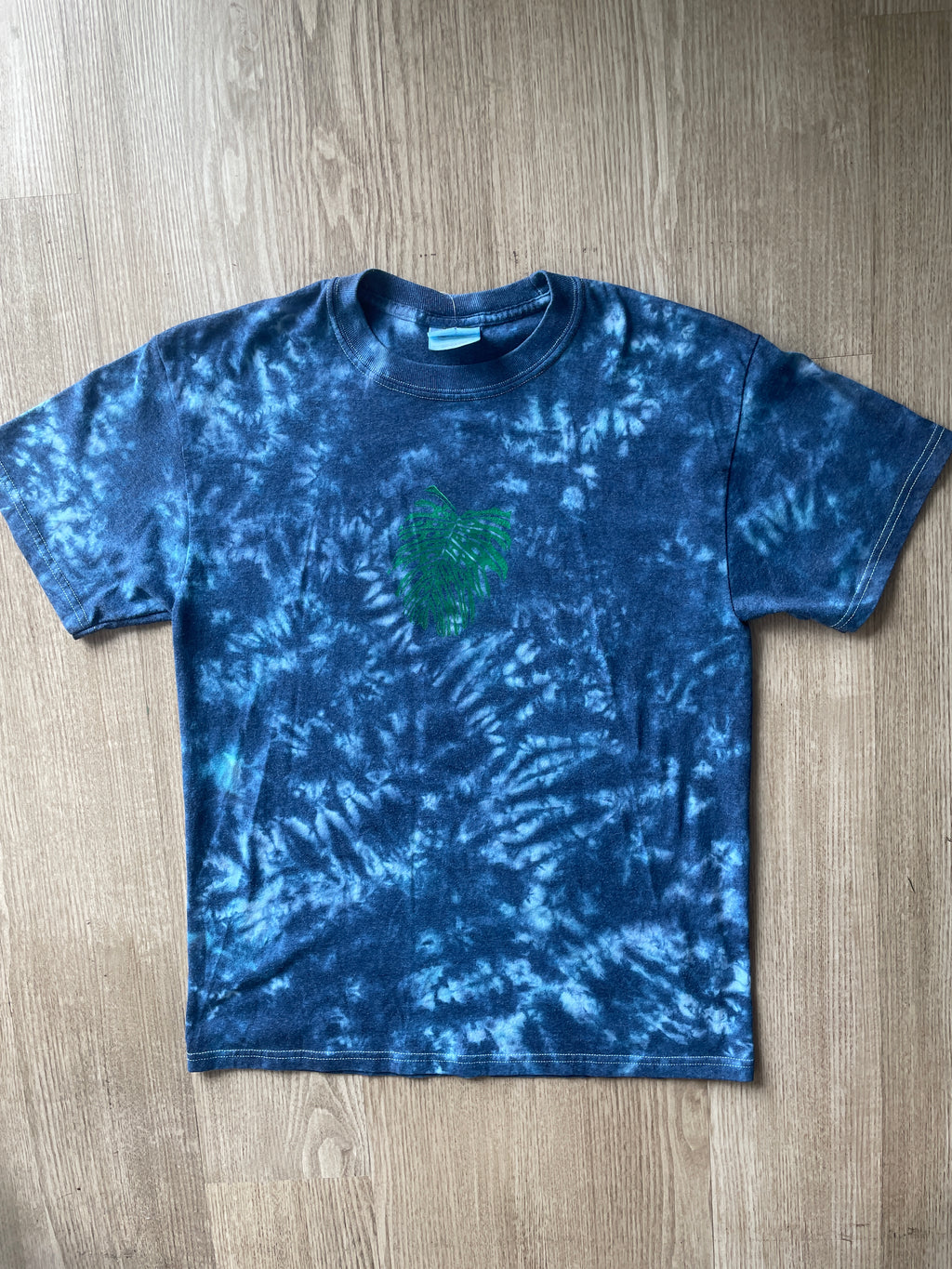 MEDIUM Men’s Monstera Leaf Tie Dye T-Shirt | One-Of-a-Kind Shades of Blue Crumpled Short Sleeve