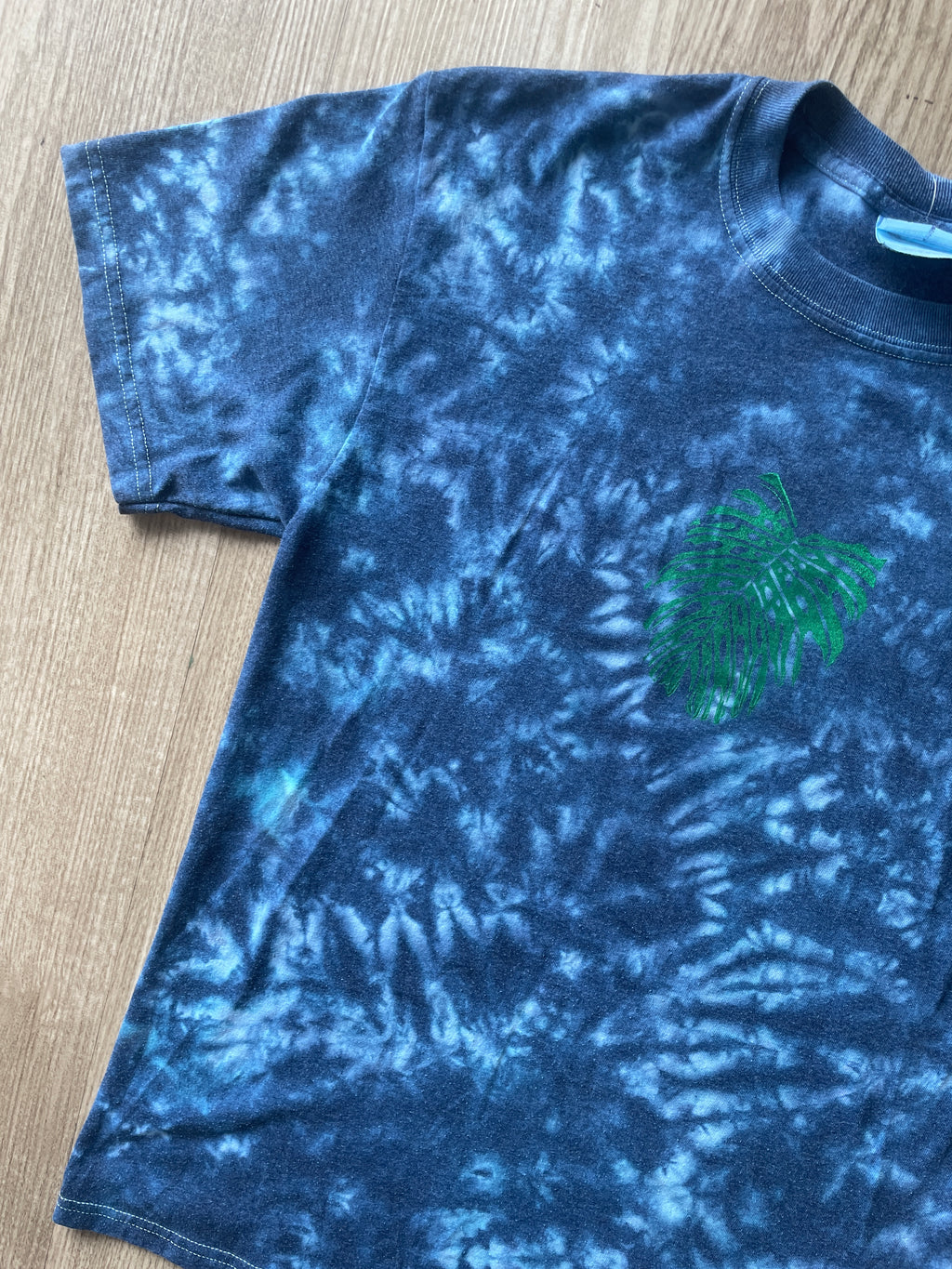 MEDIUM Men’s Monstera Leaf Tie Dye T-Shirt | One-Of-a-Kind Shades of Blue Crumpled Short Sleeve