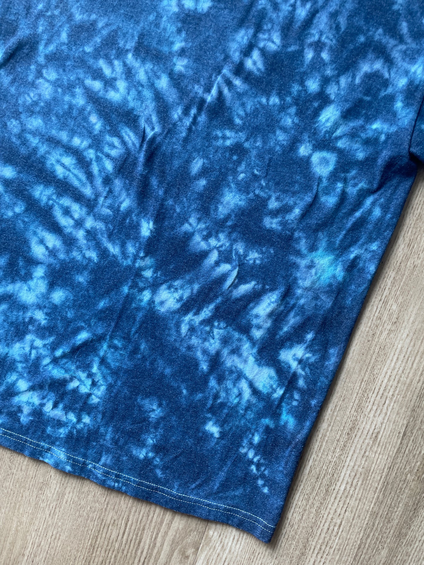 MEDIUM Men’s Monstera Leaf Tie Dye T-Shirt | One-Of-a-Kind Shades of Blue Crumpled Short Sleeve