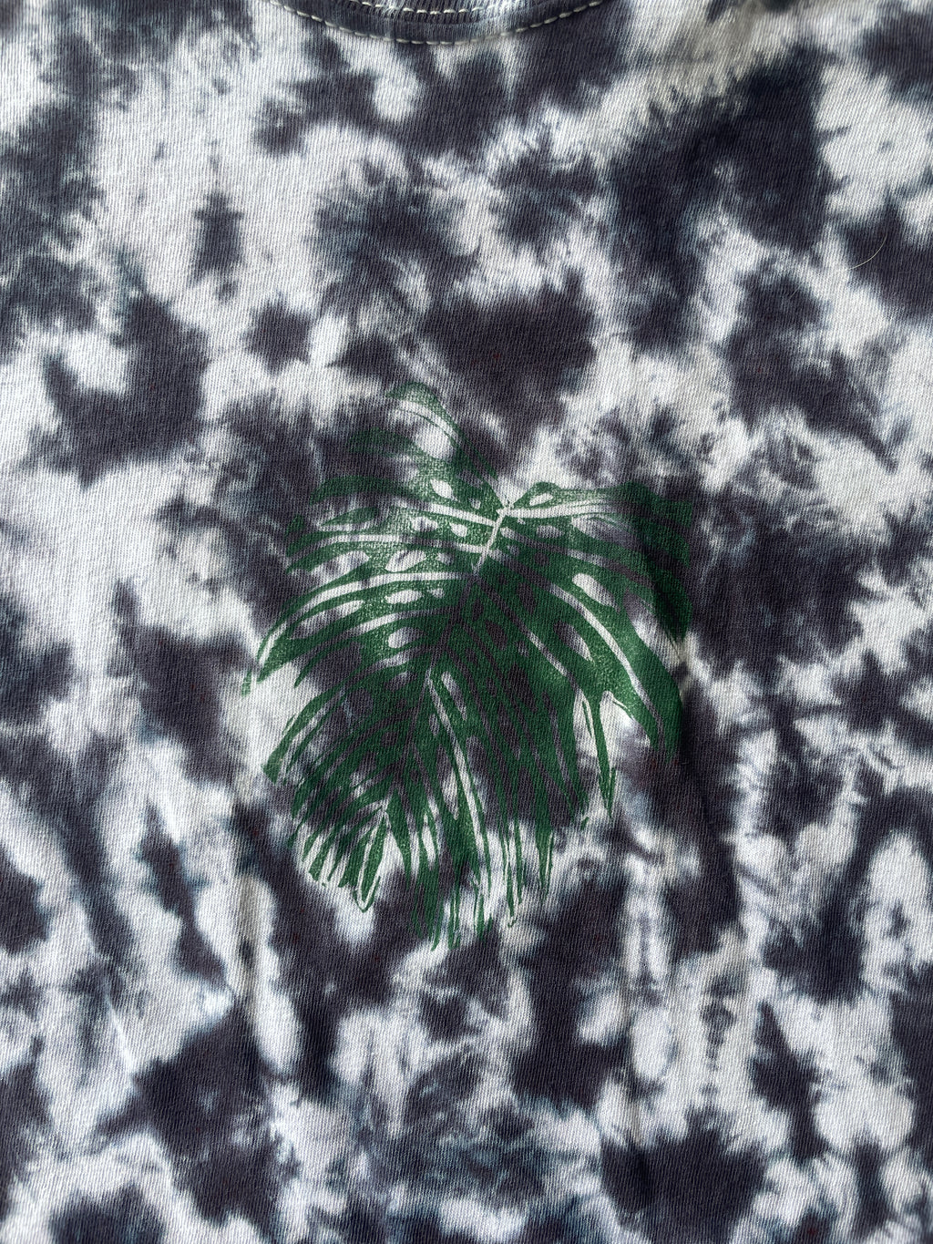 XL Men’s Monstera Leaf Tie Dye T-Shirt | One-Of-a-Kind Black and White Crumpled Short Sleeve