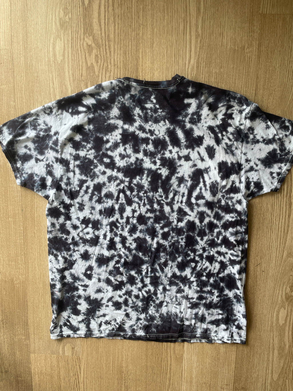 XL Men’s Monstera Leaf Tie Dye T-Shirt | One-Of-a-Kind Black and White Crumpled Short Sleeve