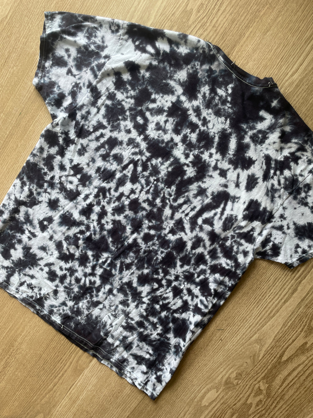 XL Men’s Monstera Leaf Tie Dye T-Shirt | One-Of-a-Kind Black and White Crumpled Short Sleeve