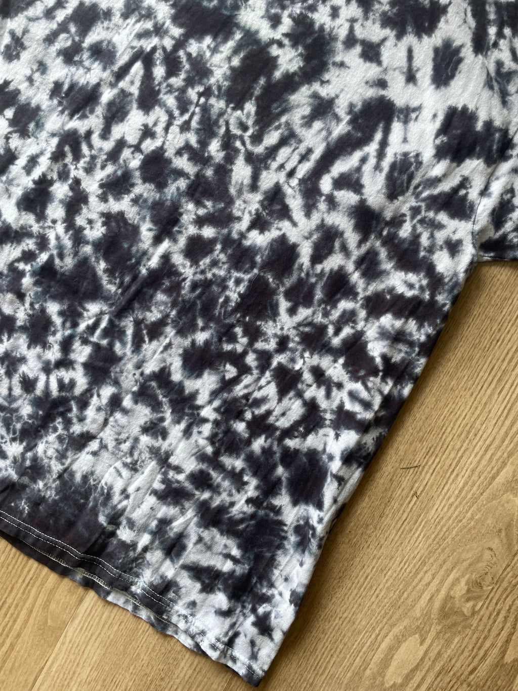 XL Men’s Monstera Leaf Tie Dye T-Shirt | One-Of-a-Kind Black and White Crumpled Short Sleeve