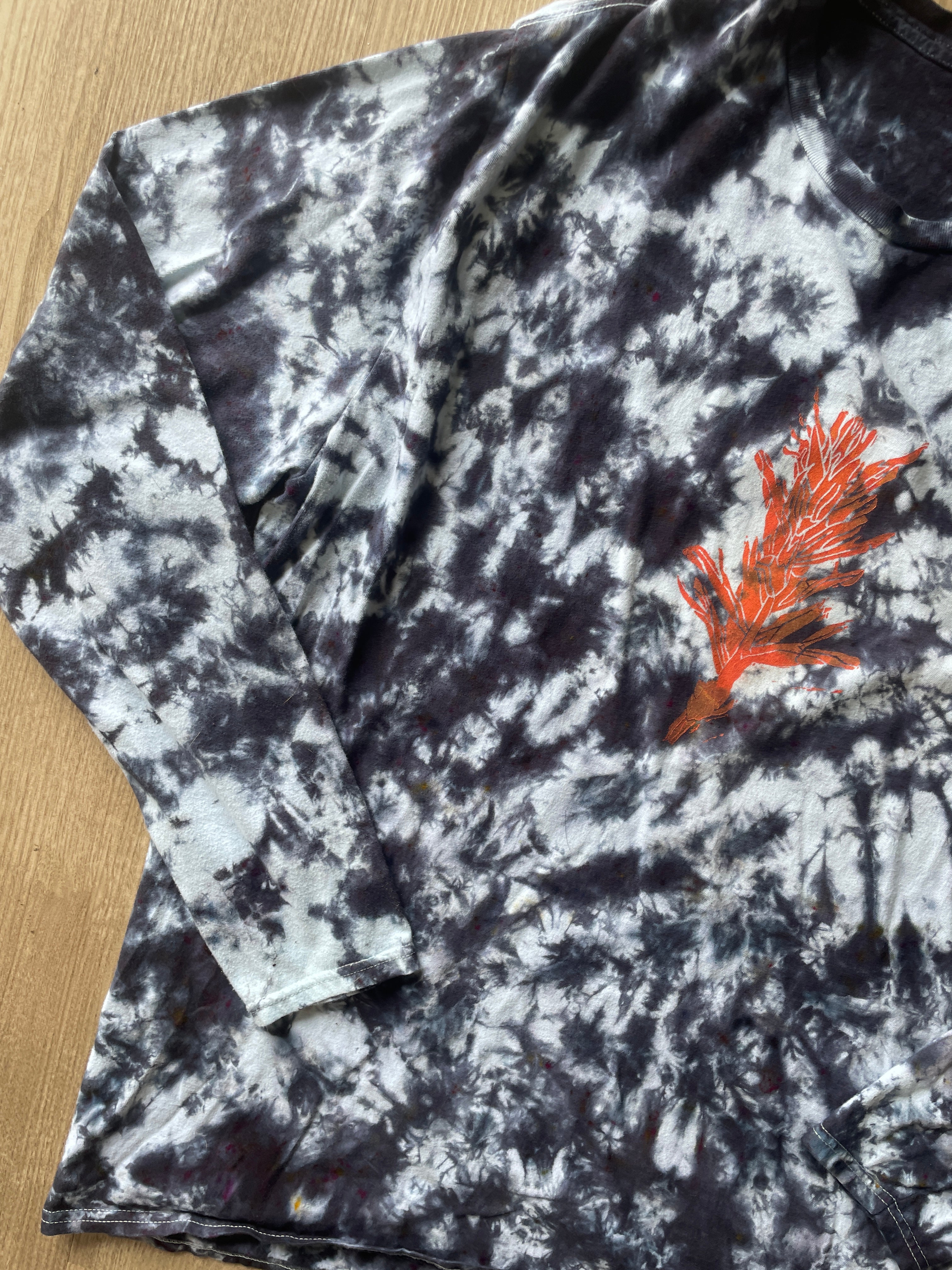 2XL Men’s Indian Paintbrush Tie Dye T-Shirt | One-Of-a-Kind Black and White Crumpled Long Sleeve