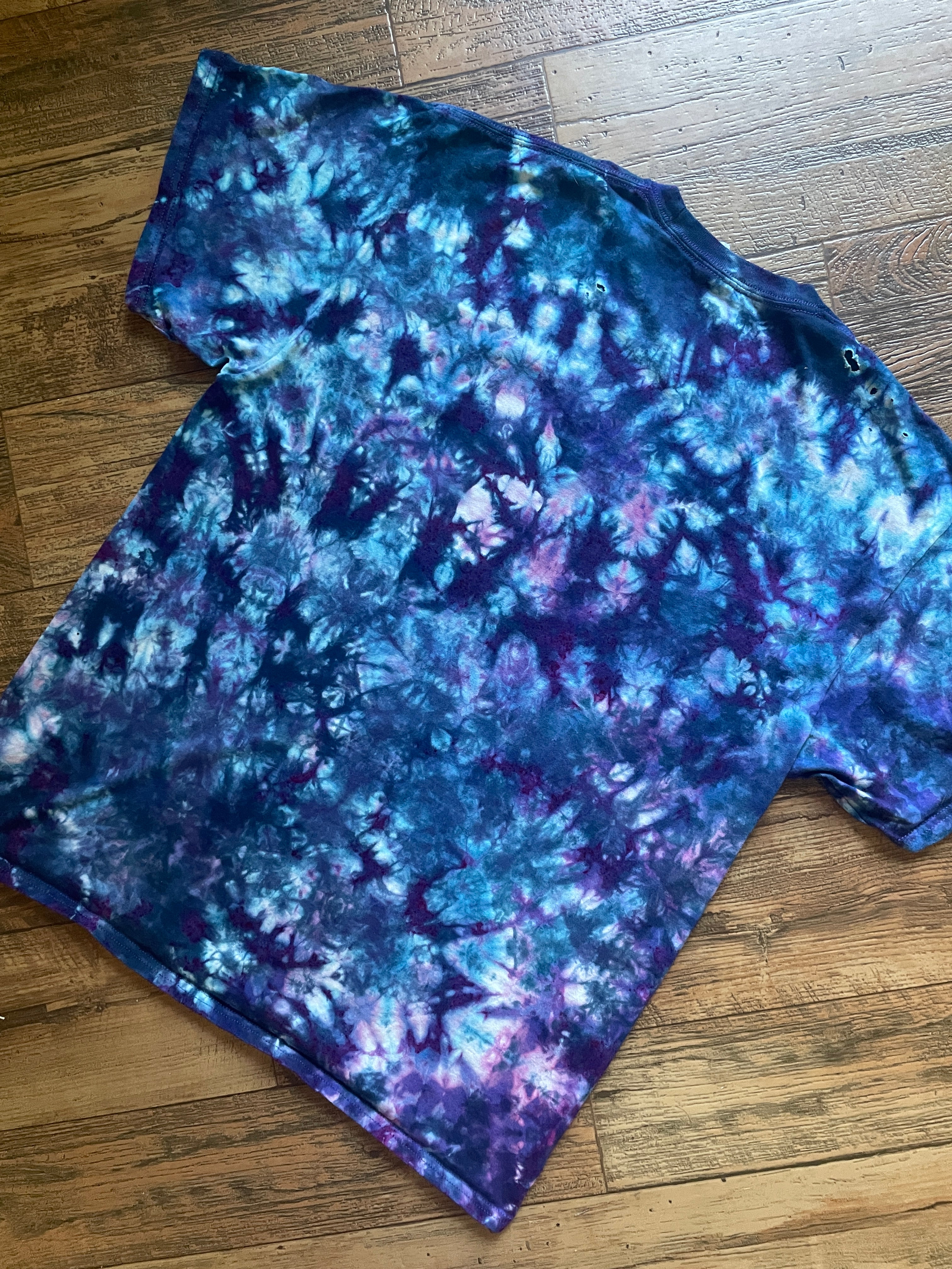 WUTAH Purple and Blue Hand-Tie Dyed Short Sleeve T-Shirt (Men's XL)