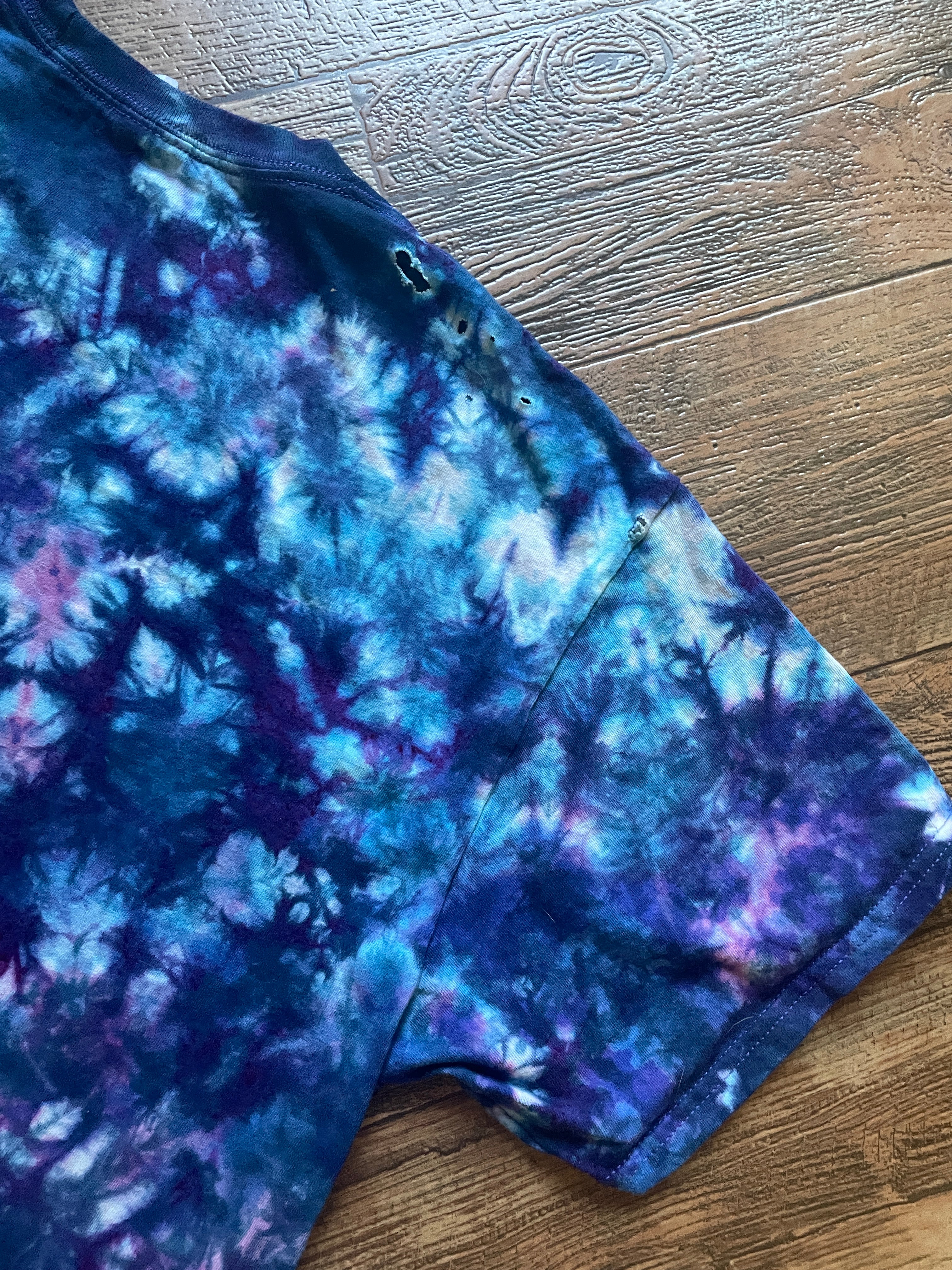 WUTAH Purple and Blue Hand-Tie Dyed Short Sleeve T-Shirt (Men's XL)