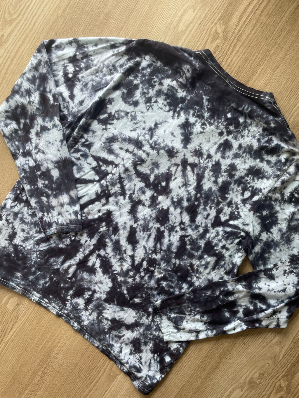 2XL Men’s Indian Paintbrush Tie Dye T-Shirt | One-Of-a-Kind Black and White Crumpled Long Sleeve