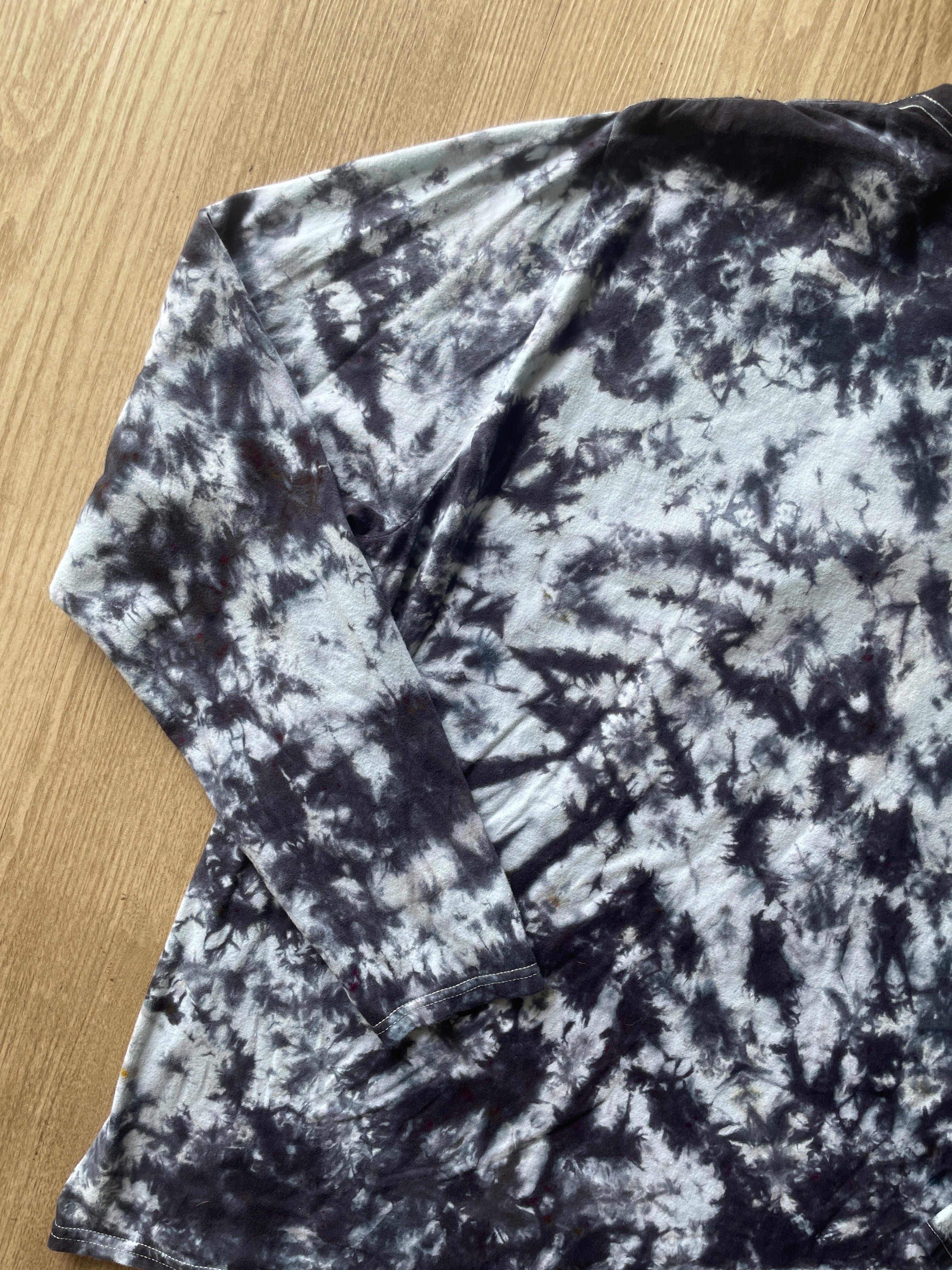 2XL Men’s Indian Paintbrush Tie Dye T-Shirt | One-Of-a-Kind Black and White Crumpled Long Sleeve