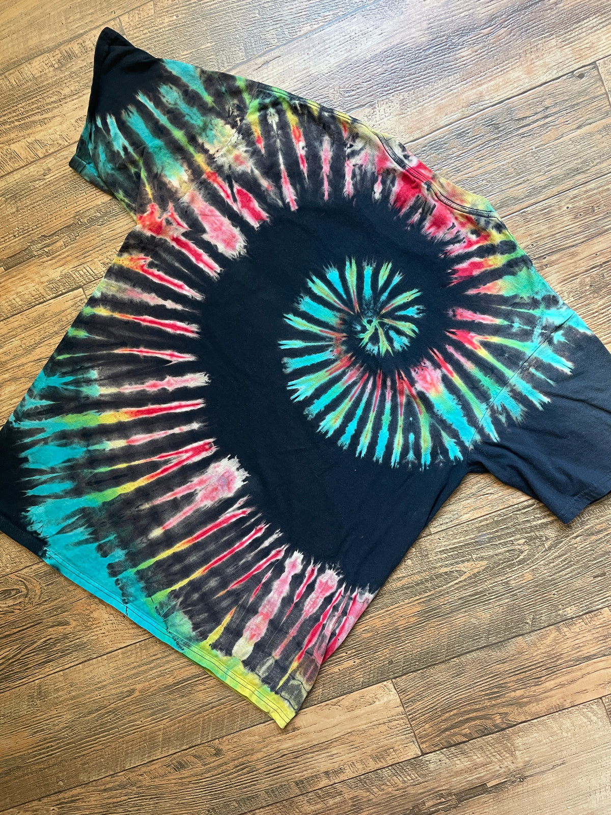 Rock Climber Black and Red Reverse Tie Dye Short Sleeve T-Shirt | Men's Large