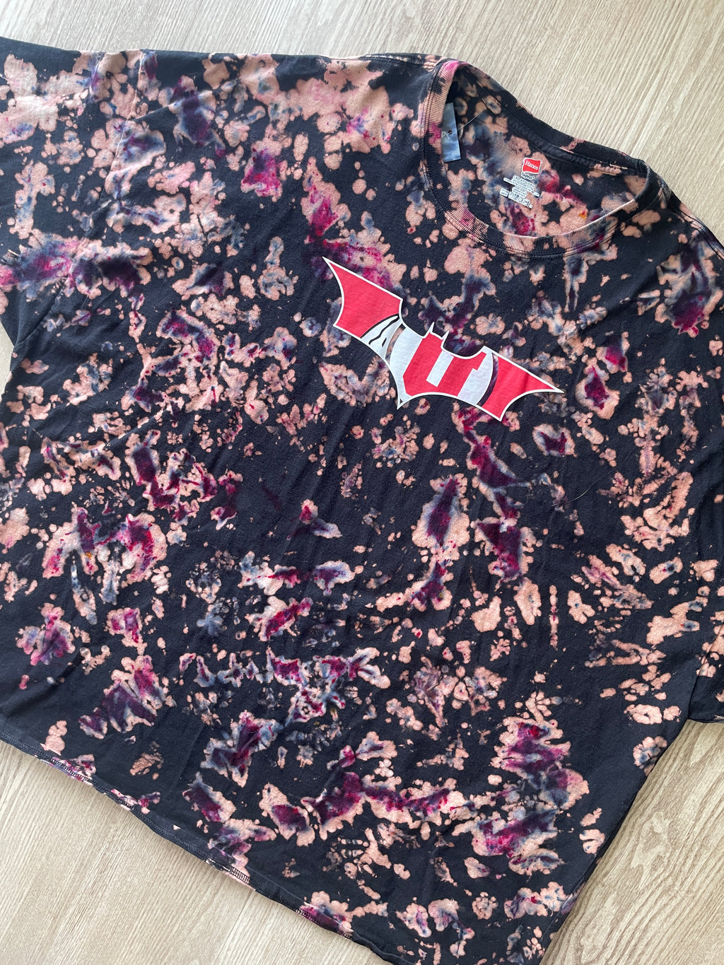 6XL Men’s Utah Utes Batman Reverse Tie Dye T-Shirt | One-Of-a-Kind Black and Red Crumpled Short Sleeve