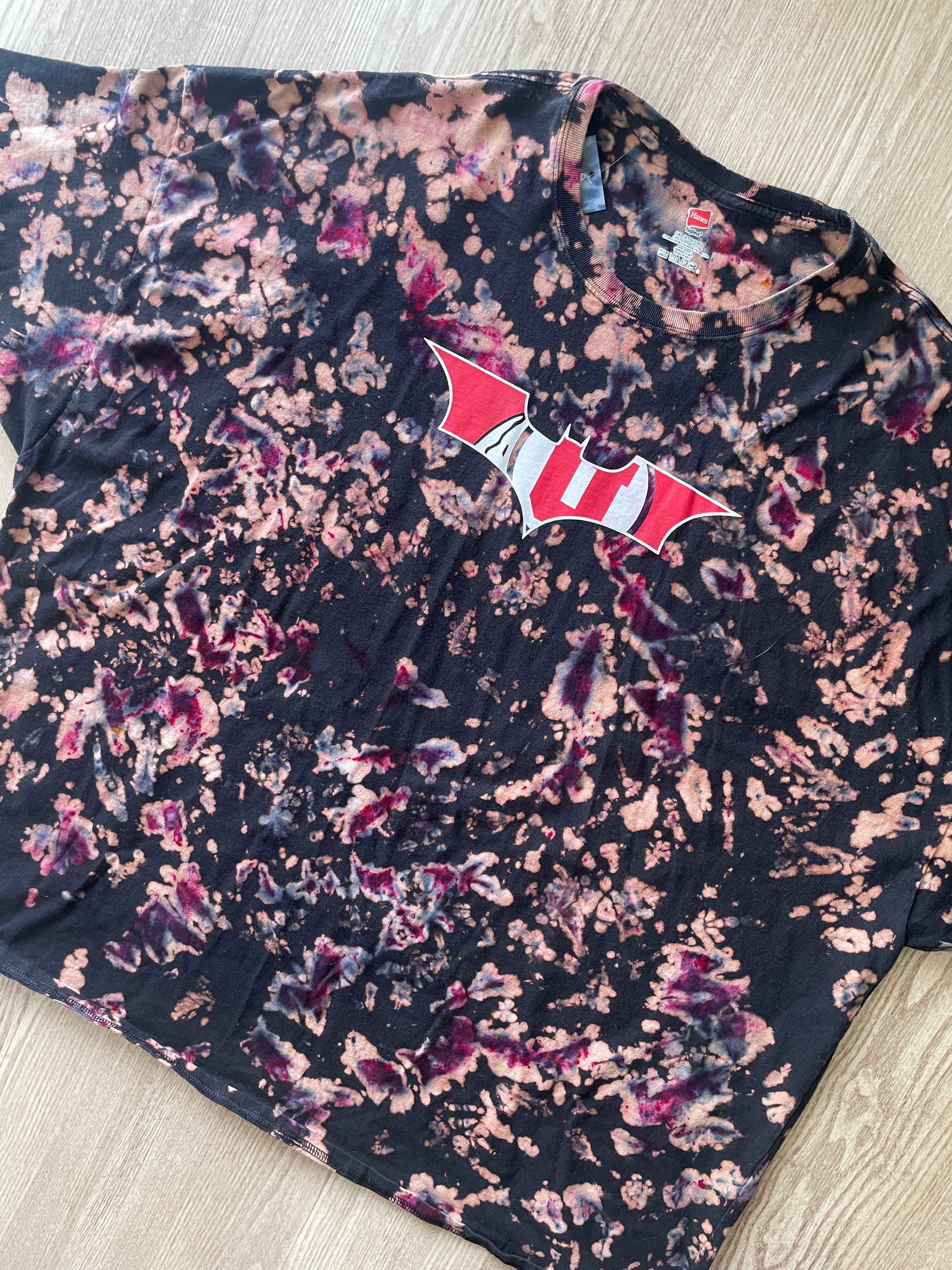 6XL Men’s Utah Utes Batman Reverse Tie Dye T-Shirt | One-Of-a-Kind Black and Red Crumpled Short Sleeve