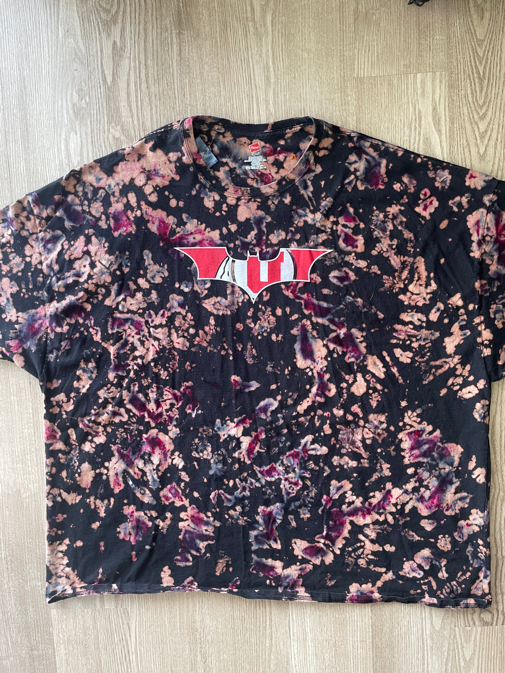 6XL Men’s Utah Utes Batman Reverse Tie Dye T-Shirt | One-Of-a-Kind Black and Red Crumpled Short Sleeve