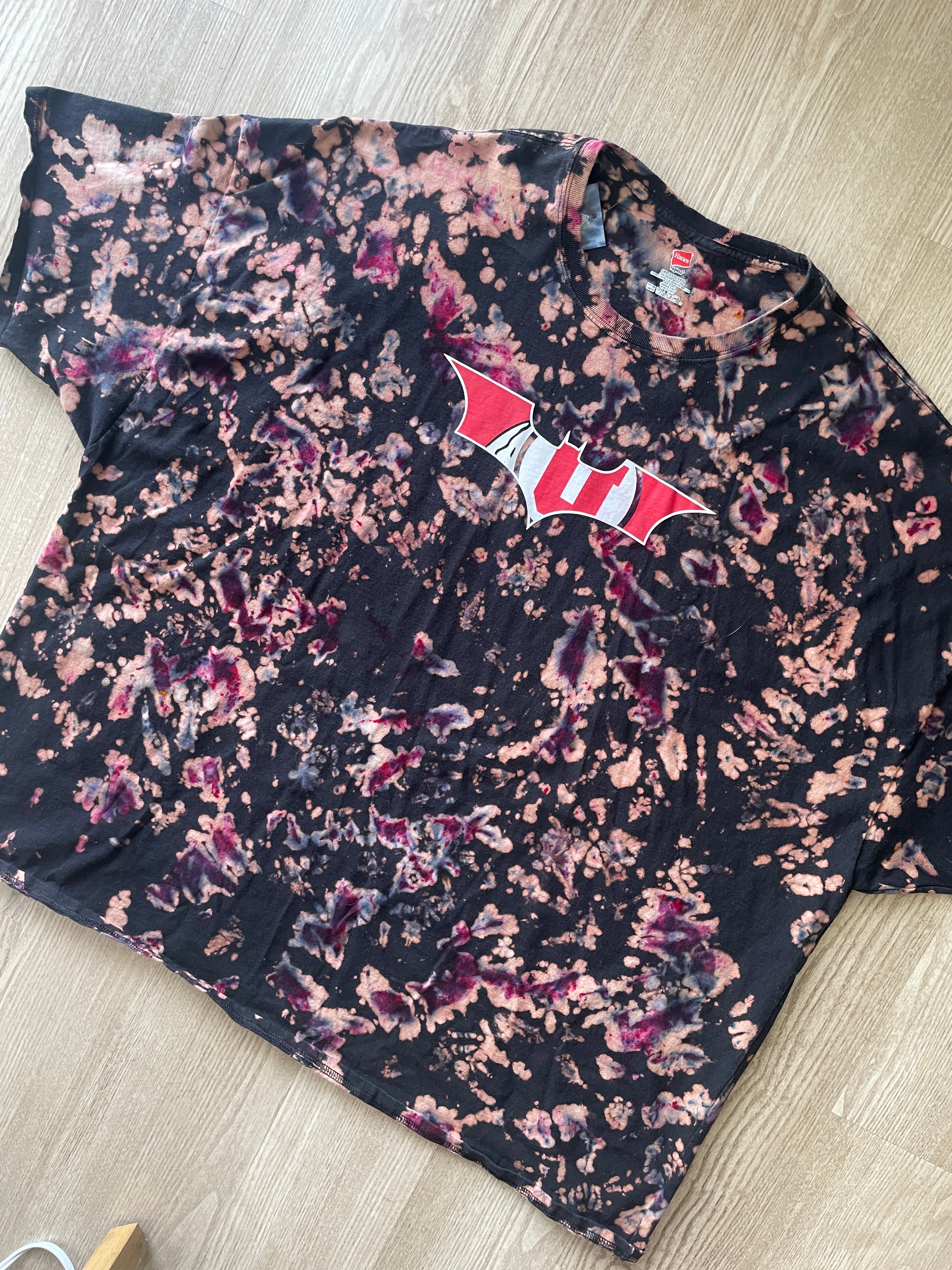 6XL Men’s Utah Utes Batman Reverse Tie Dye T-Shirt | One-Of-a-Kind Black and Red Crumpled Short Sleeve