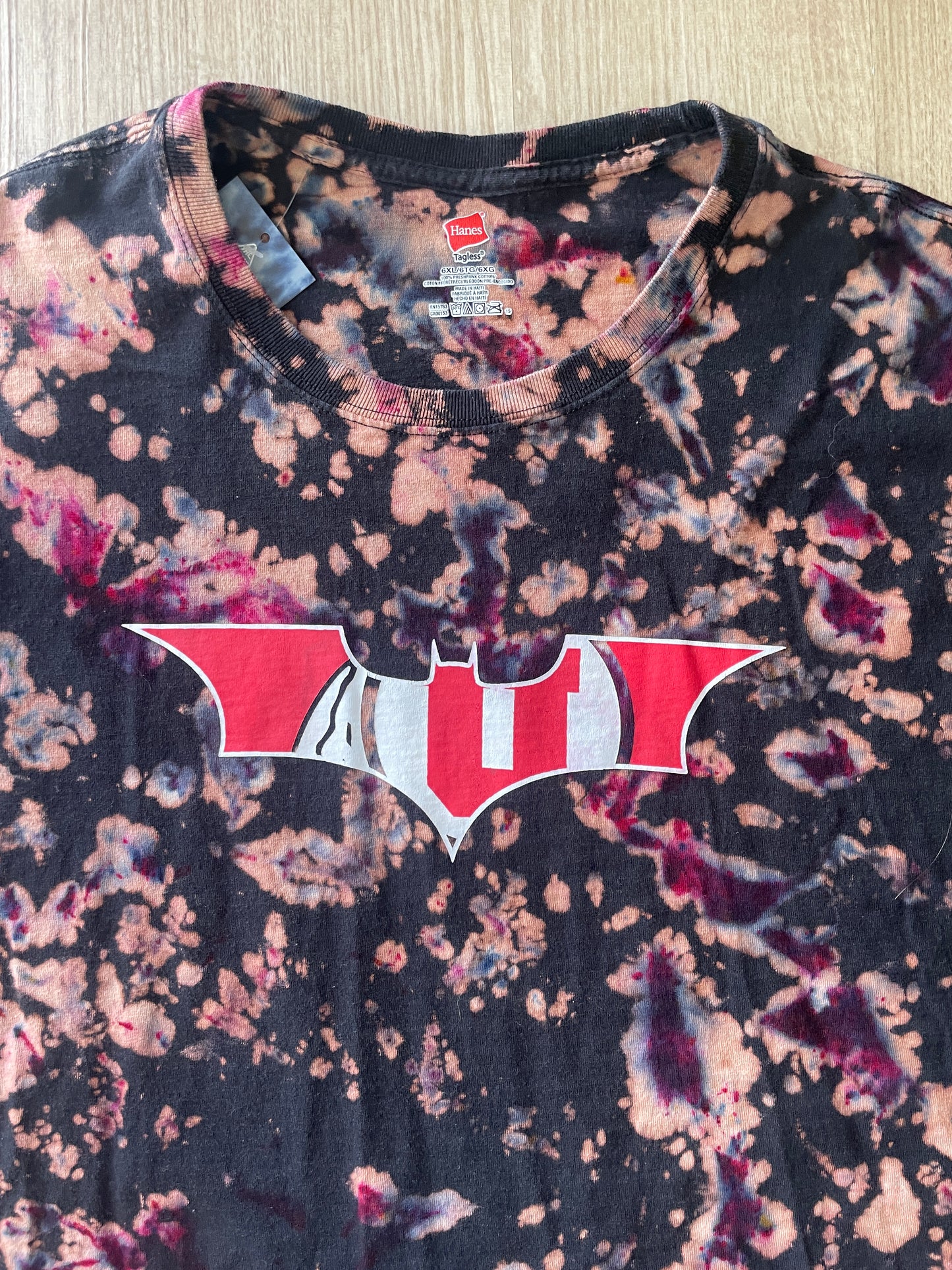 6XL Men’s Utah Utes Batman Reverse Tie Dye T-Shirt | One-Of-a-Kind Black and Red Crumpled Short Sleeve