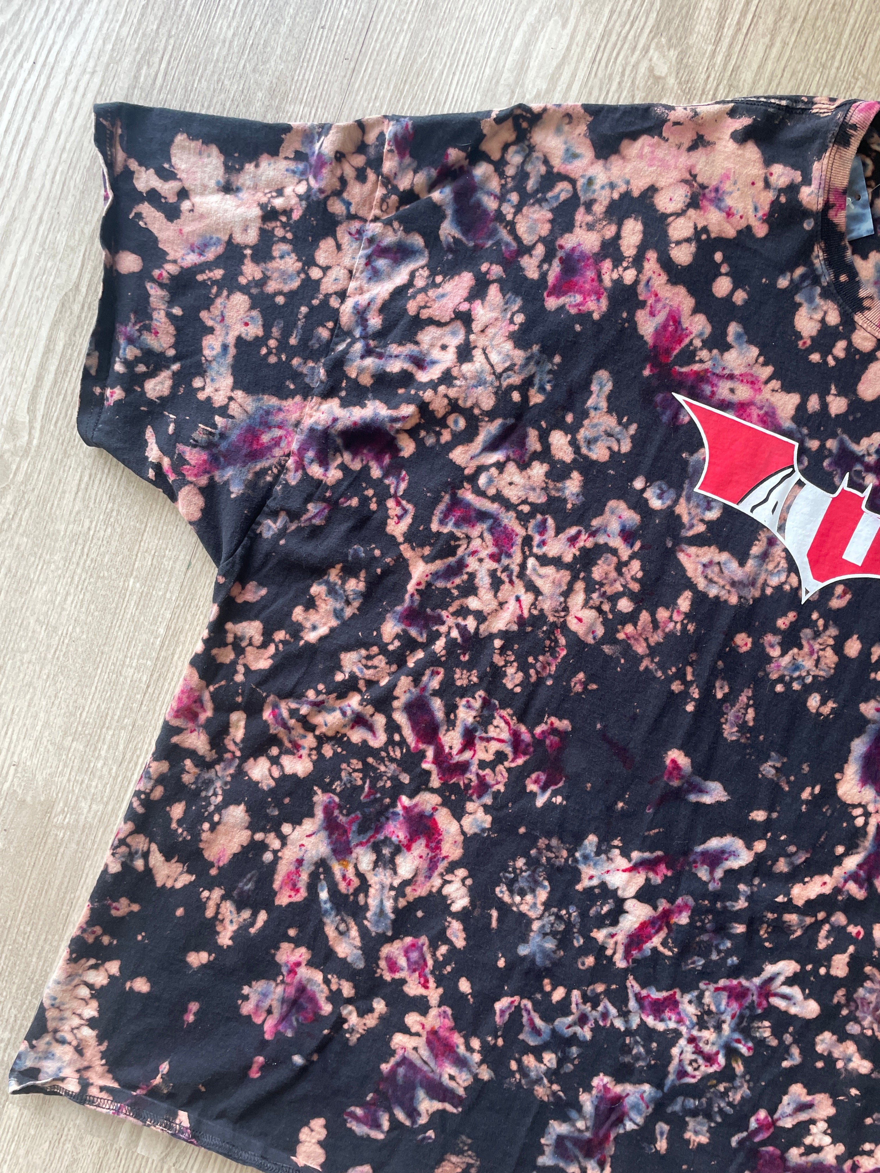 6XL Men’s Utah Utes Batman Reverse Tie Dye T-Shirt | One-Of-a-Kind Black and Red Crumpled Short Sleeve
