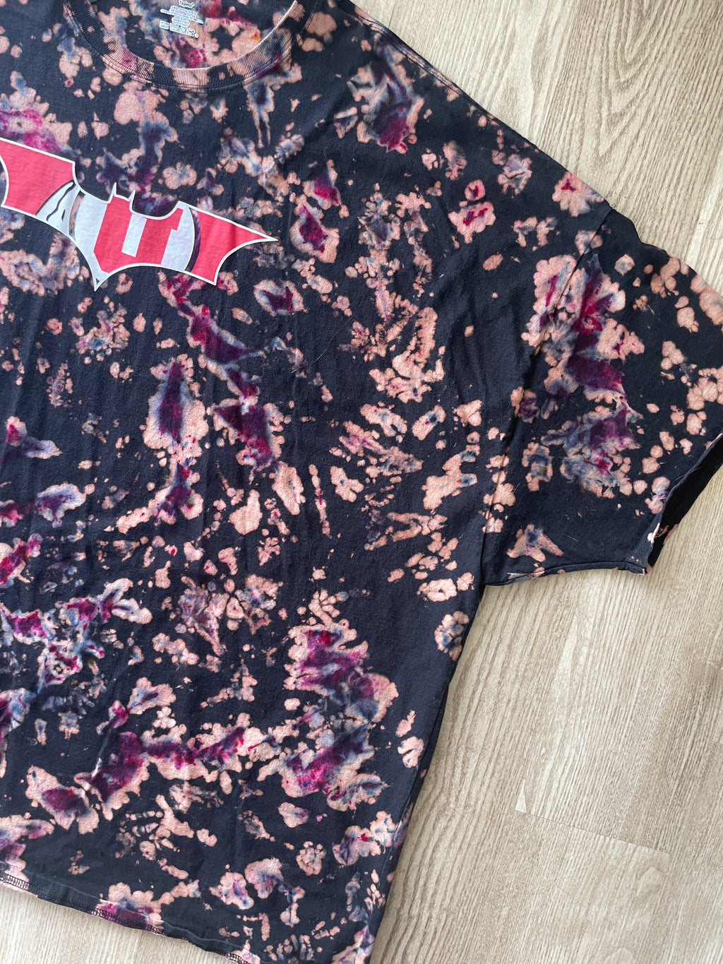 6XL Men’s Utah Utes Batman Reverse Tie Dye T-Shirt | One-Of-a-Kind Black and Red Crumpled Short Sleeve