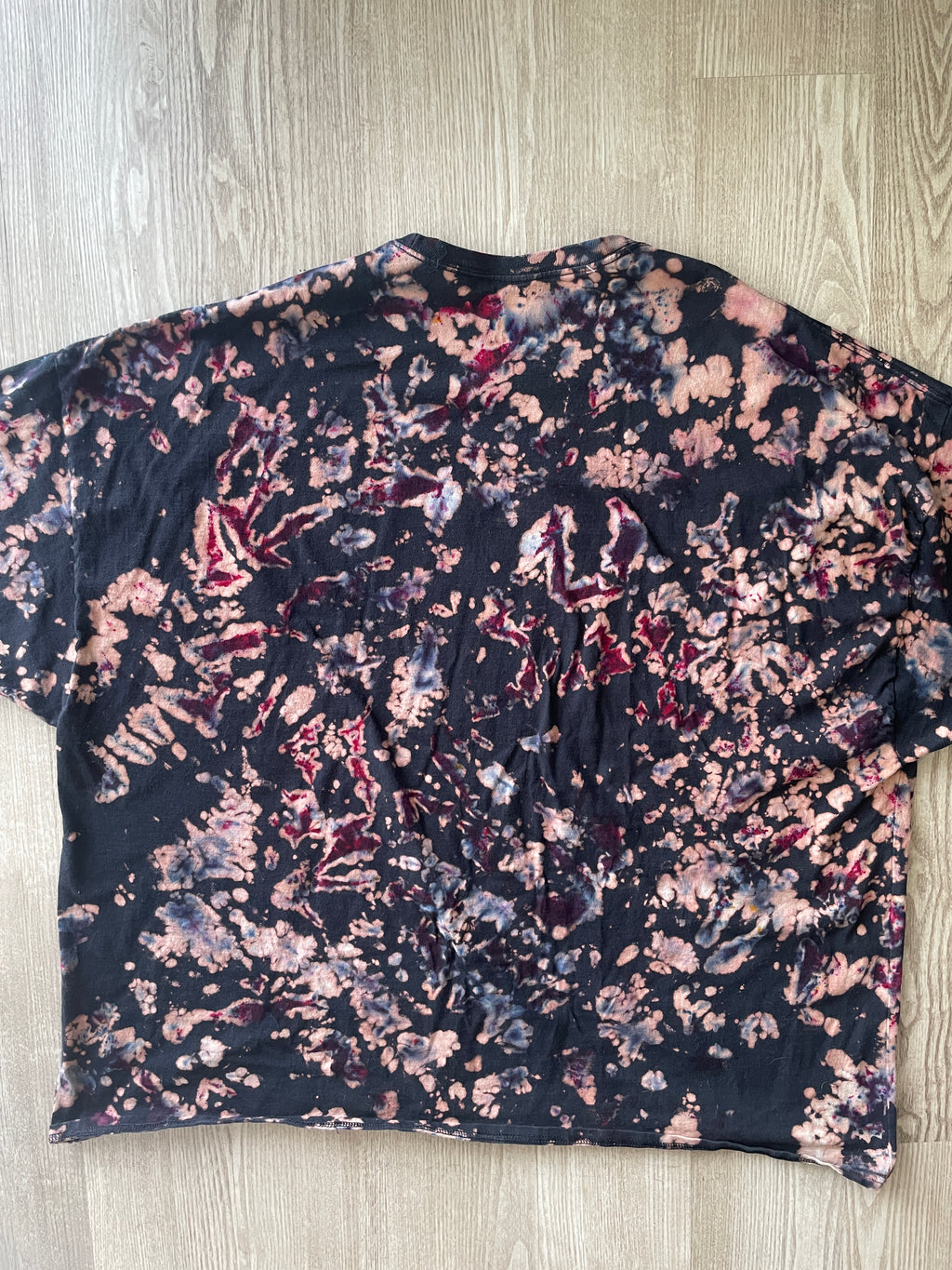 6XL Men’s Utah Utes Batman Reverse Tie Dye T-Shirt | One-Of-a-Kind Black and Red Crumpled Short Sleeve